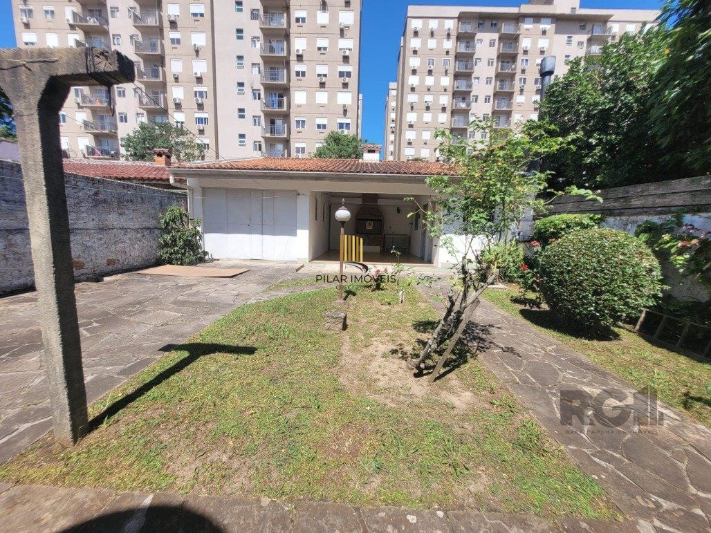Casa 4 dormitórios no bairro Camaquã