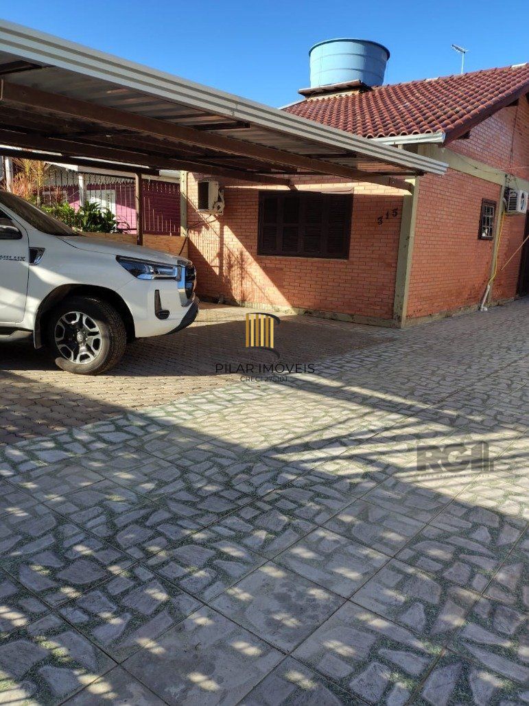 Casa 3 dormitórios no bairro Itapuã