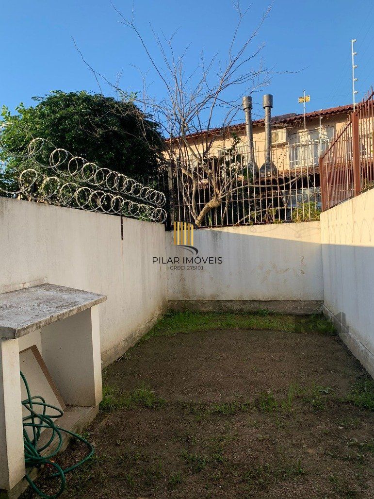 Casa 2 dormitórios no bairro Hípica
