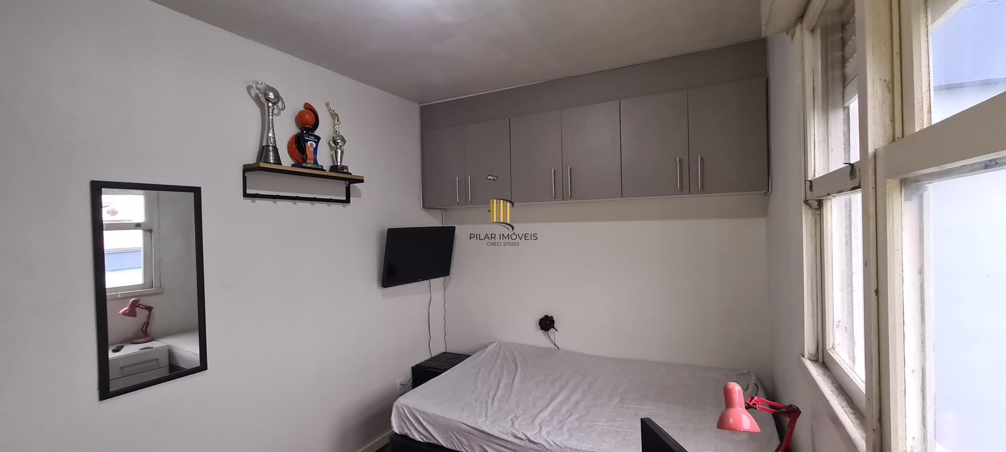 Apartamento de 2 dormitorios e vaga de garagem rotativa em Porto Alegre.