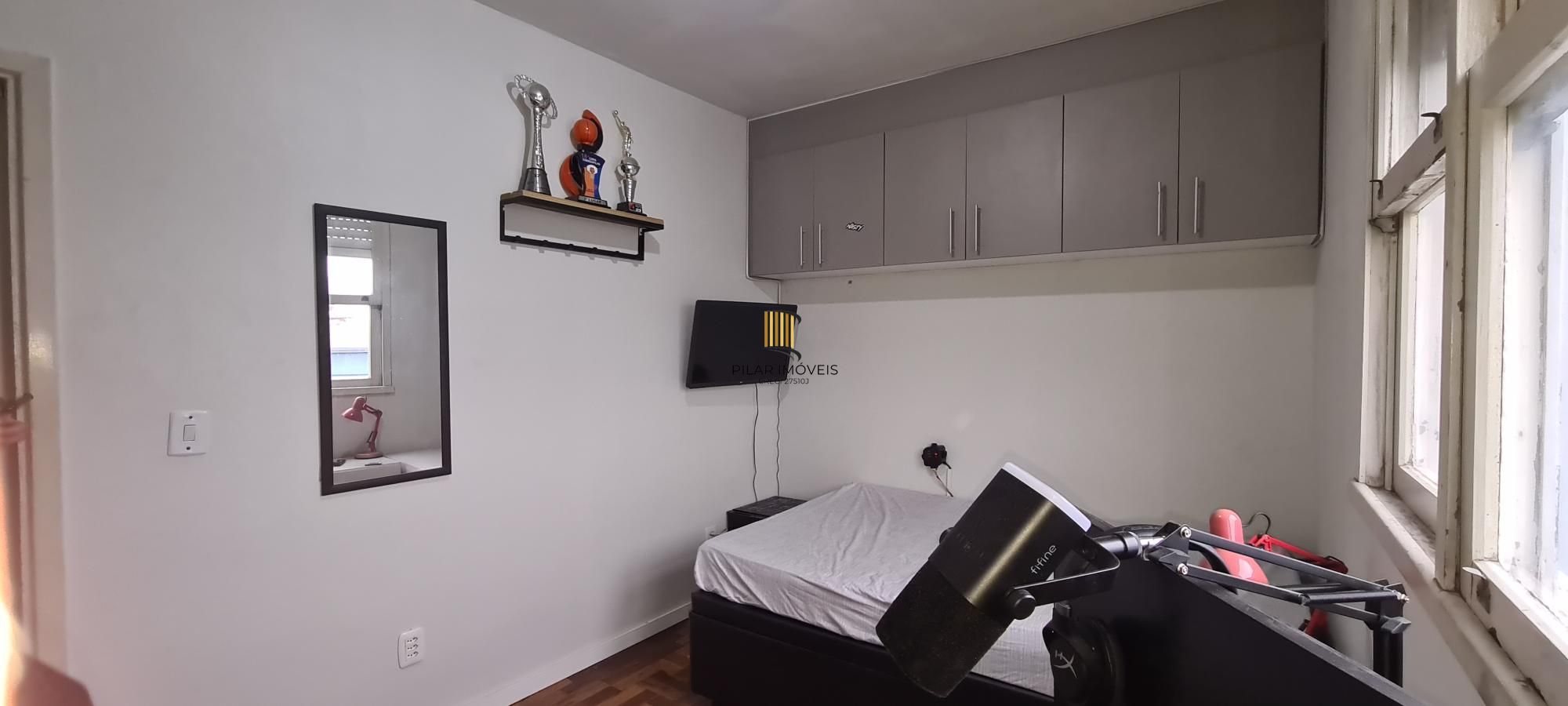 Apartamento de 2 dormitorios e vaga de garagem rotativa em Porto Alegre.