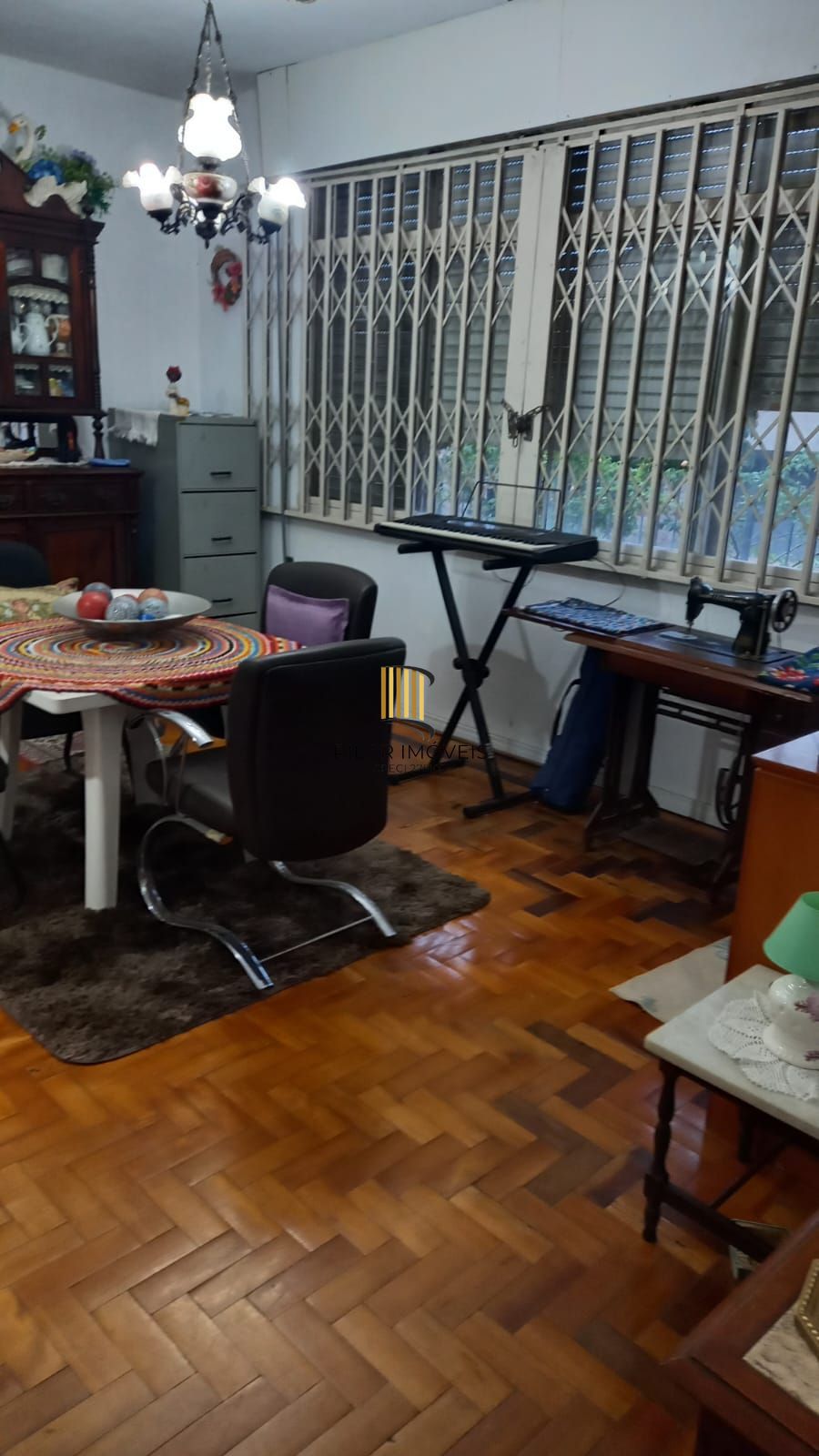 Casa 5 dormitórios no bairro Três Figueiras