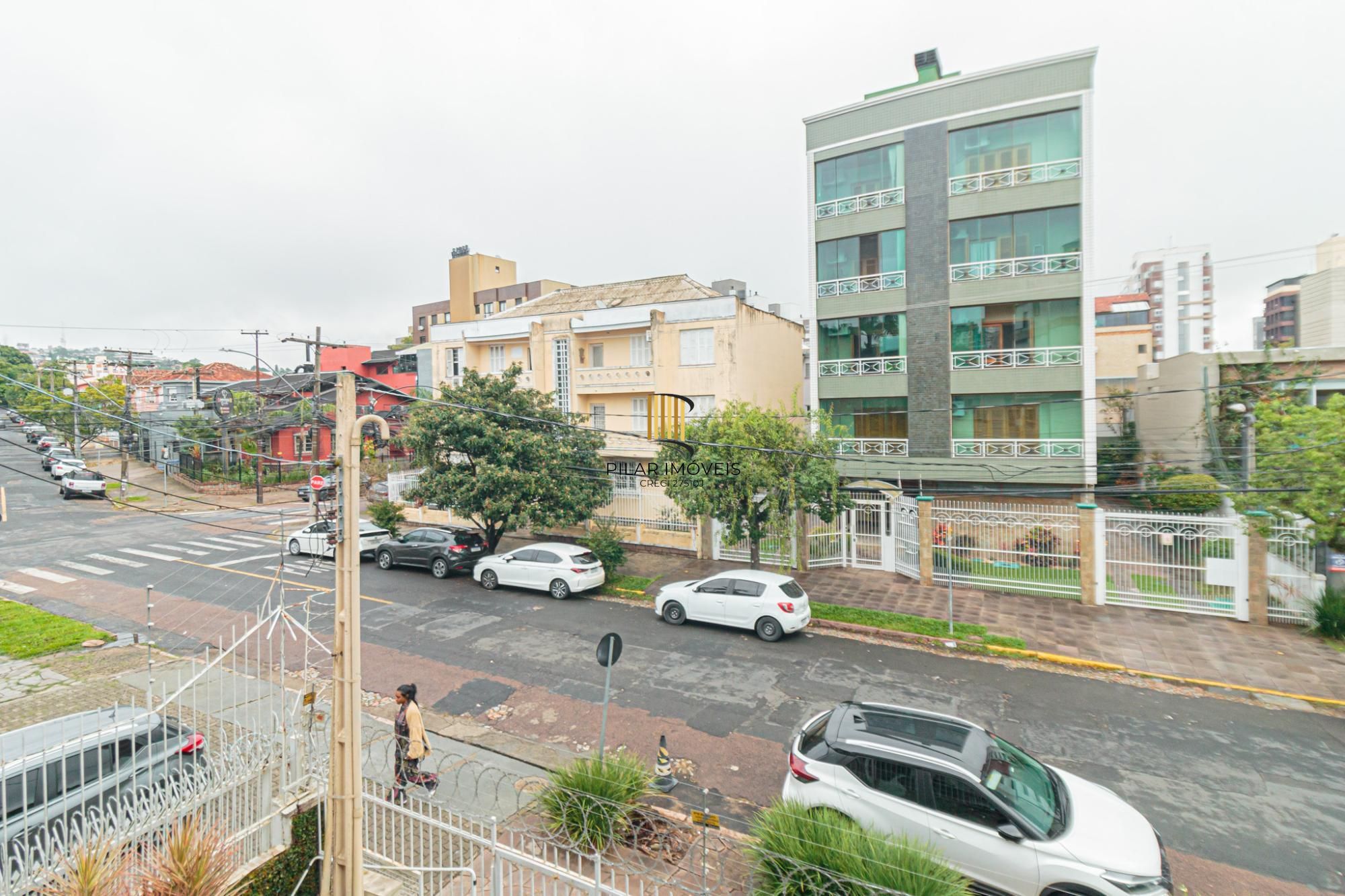 Casa 4 dormitórios no bairro Menino Deus