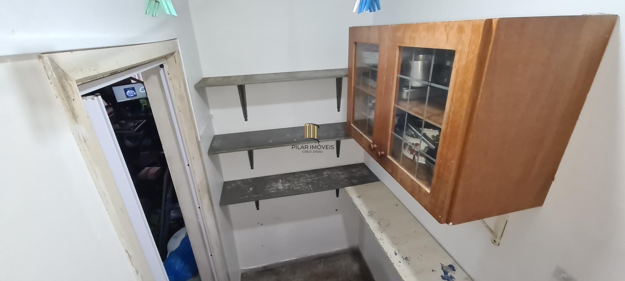 Apartamento de 2 dormitorios e vaga de garagem rotativa em Porto Alegre.