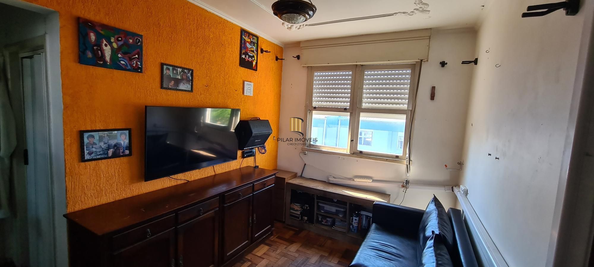 Apartamento de 2 dormitorios e vaga de garagem rotativa em Porto Alegre.