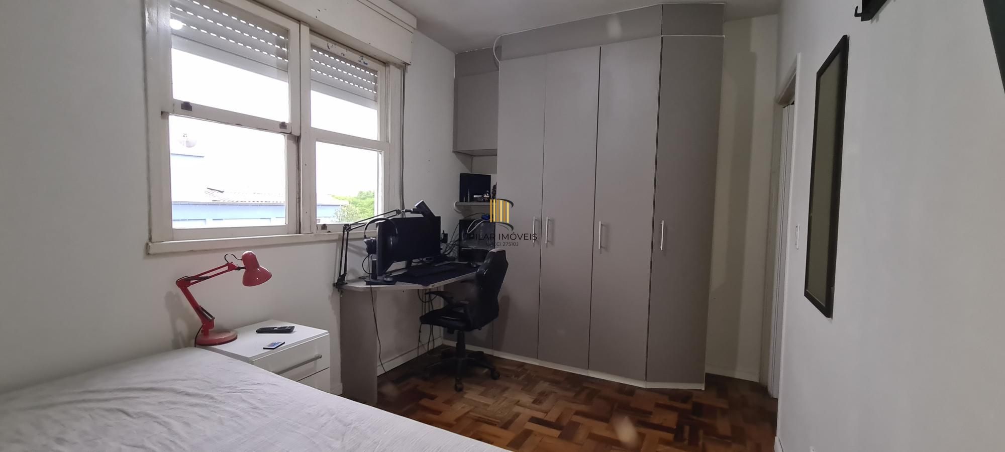 Apartamento de 2 dormitorios e vaga de garagem rotativa em Porto Alegre.