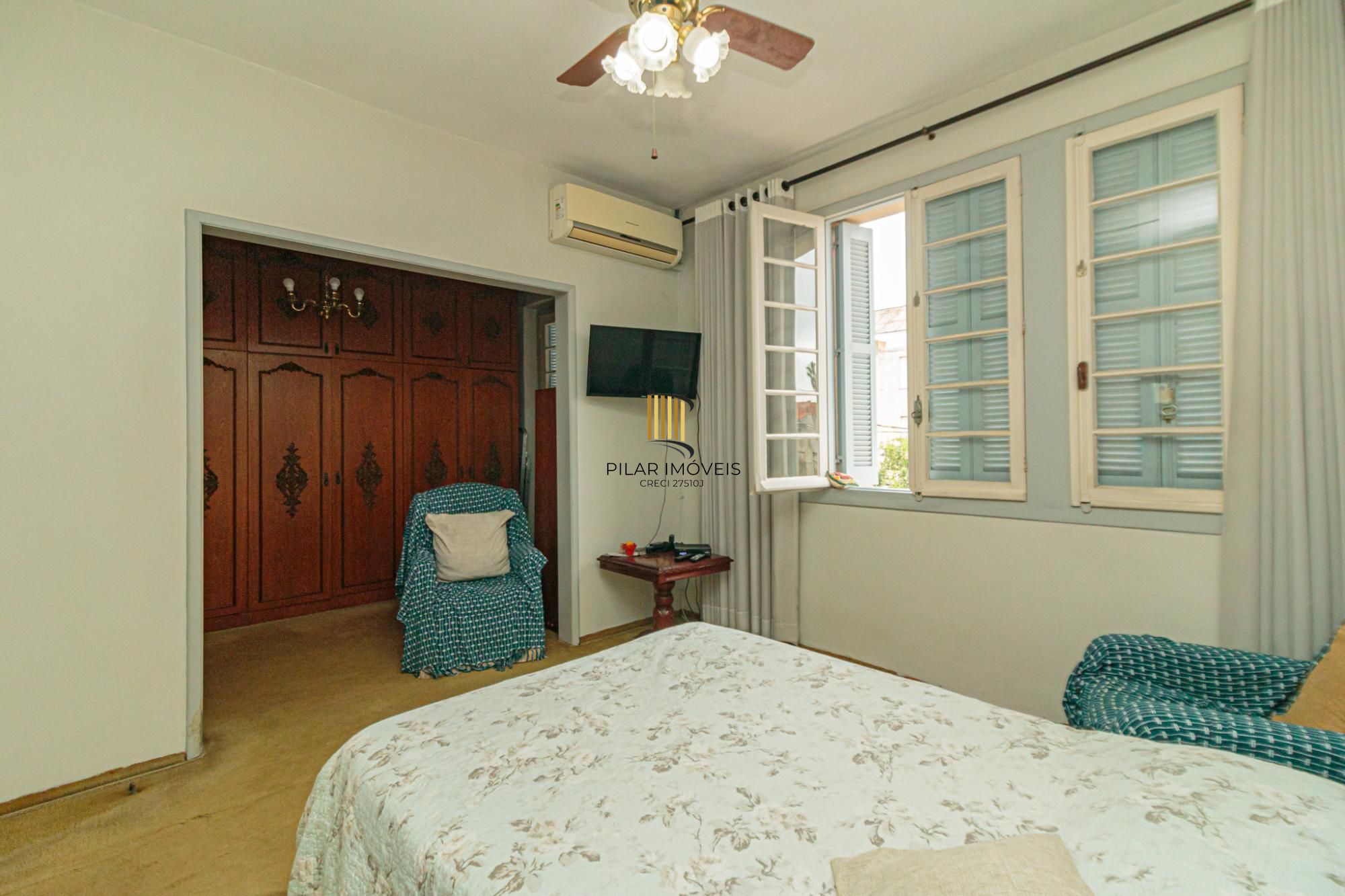 Casa 4 dormitórios no bairro Menino Deus