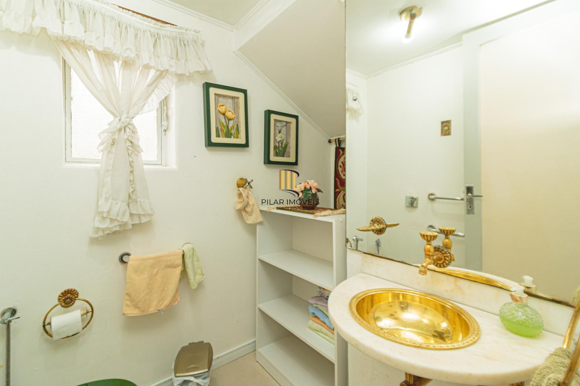 Casa 4 dormitórios no bairro Menino Deus