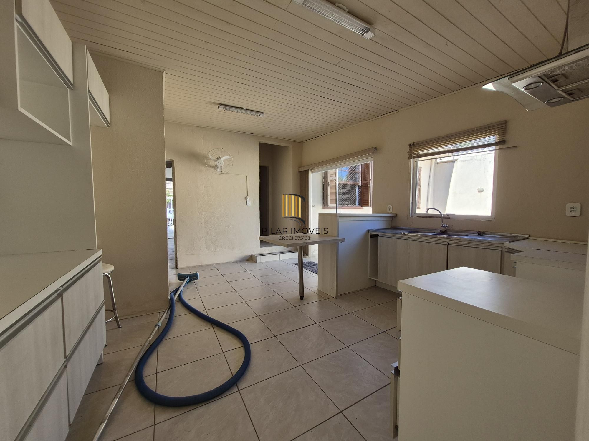 Casa Residencial de 3 Quartos com Piscina e Churrasqueira em Porto Alegre