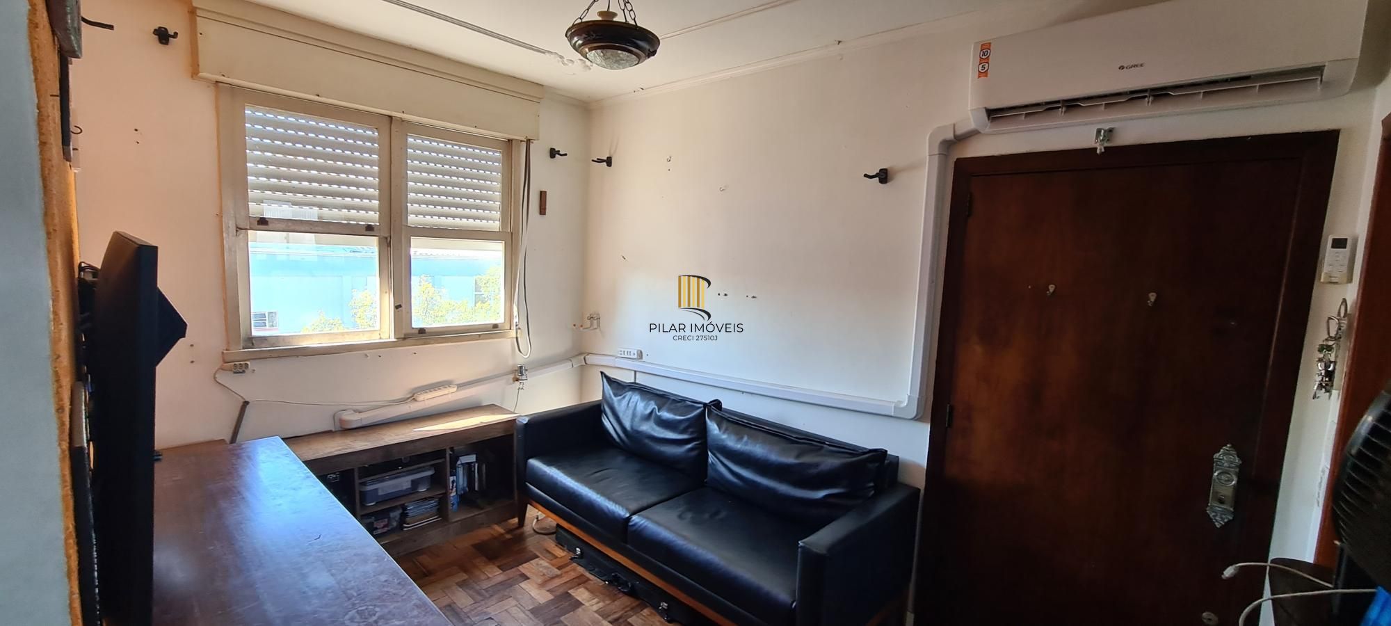 Apartamento de 2 dormitorios e vaga de garagem rotativa em Porto Alegre.