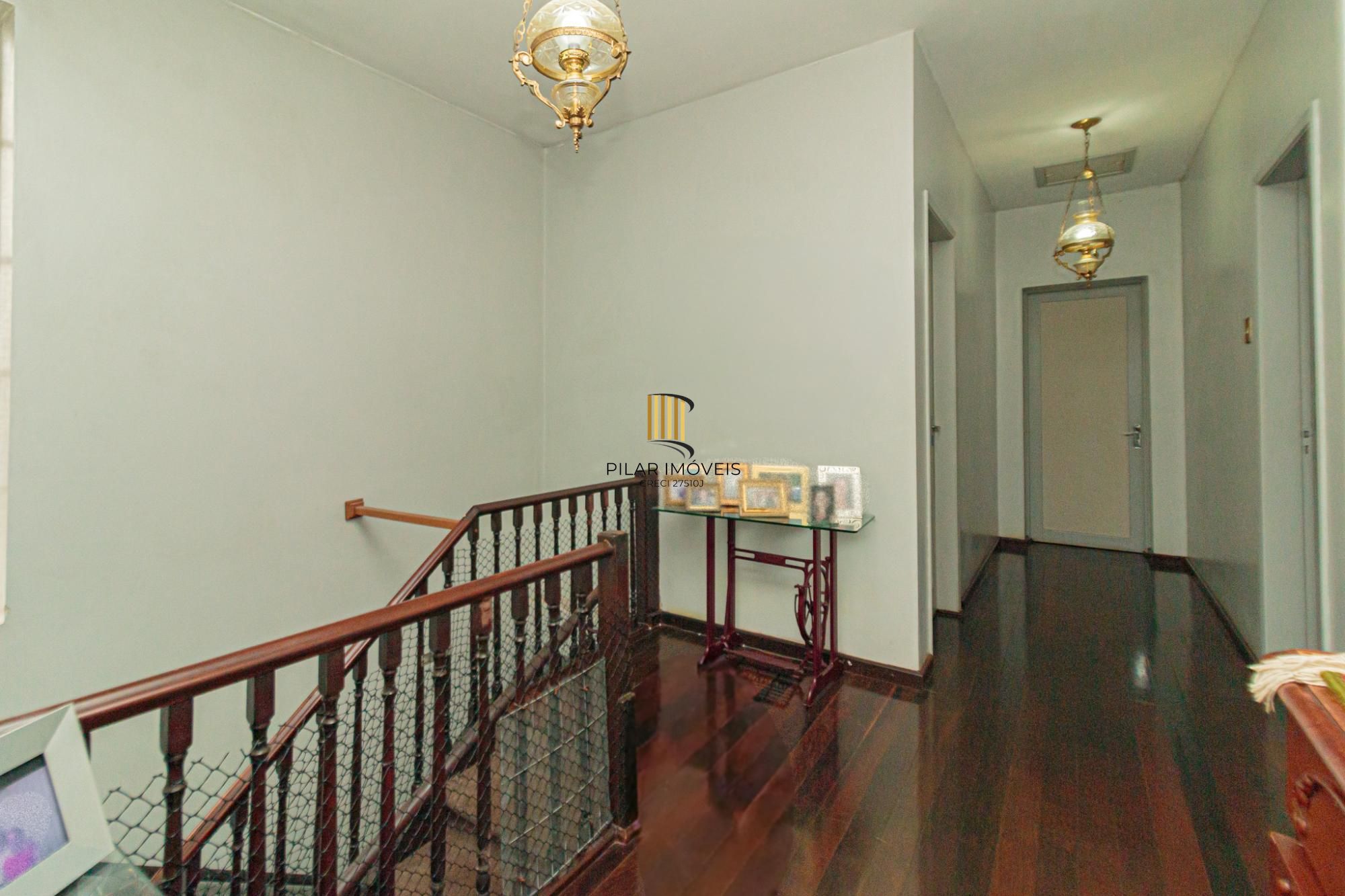 Casa 4 dormitórios no bairro Menino Deus