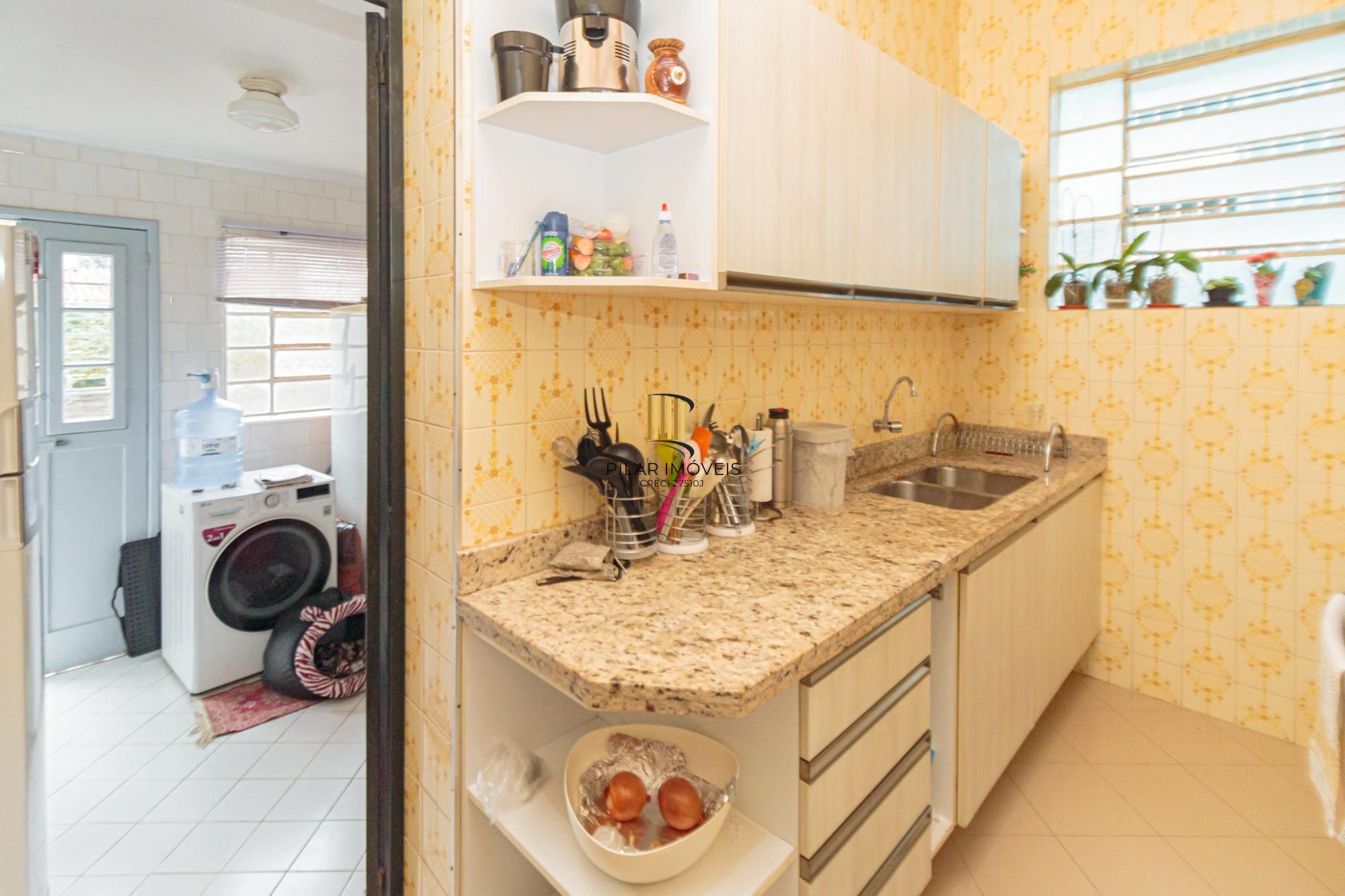 Casa 4 dormitórios no bairro Menino Deus
