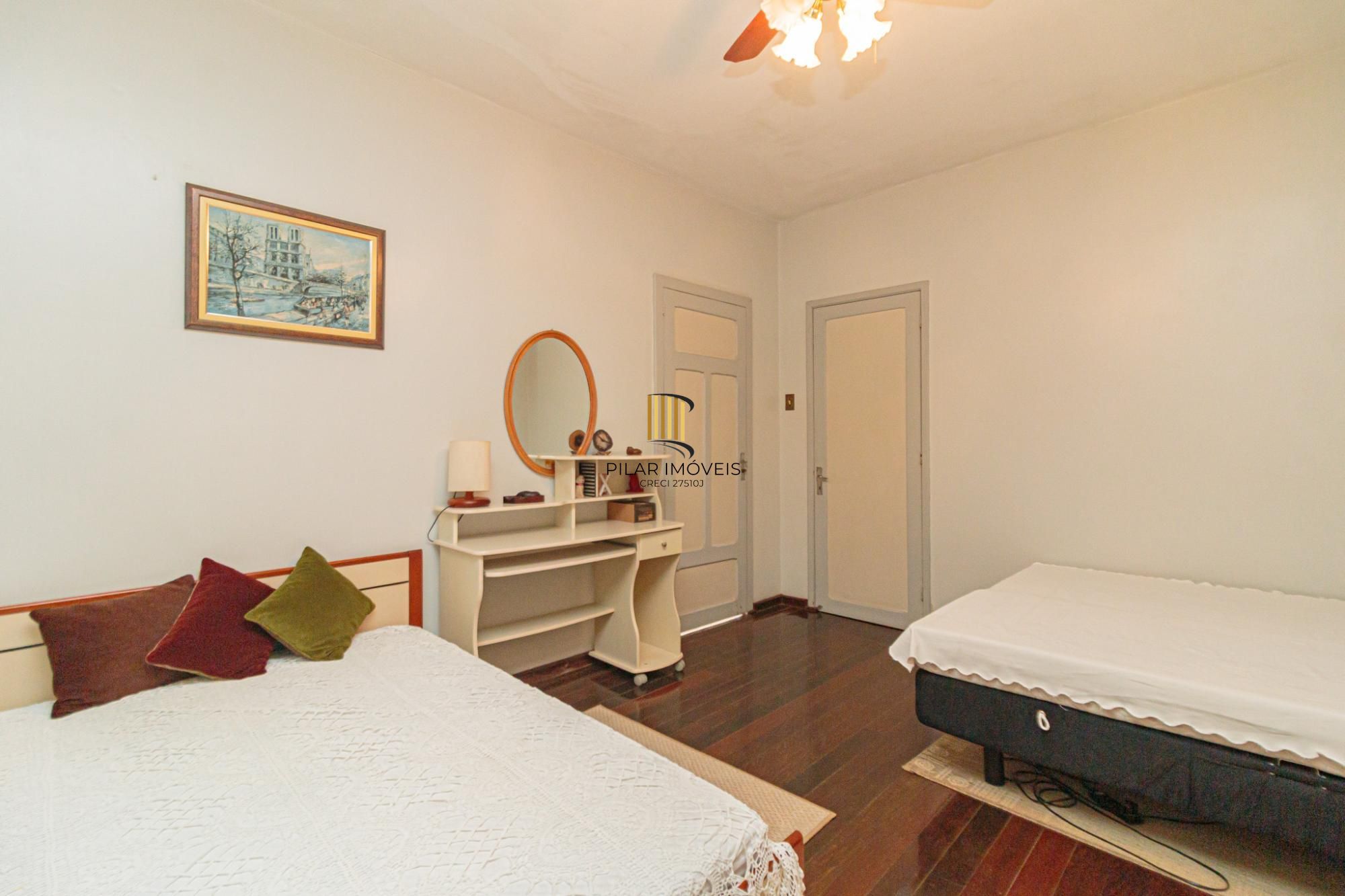 Casa 4 dormitórios no bairro Menino Deus