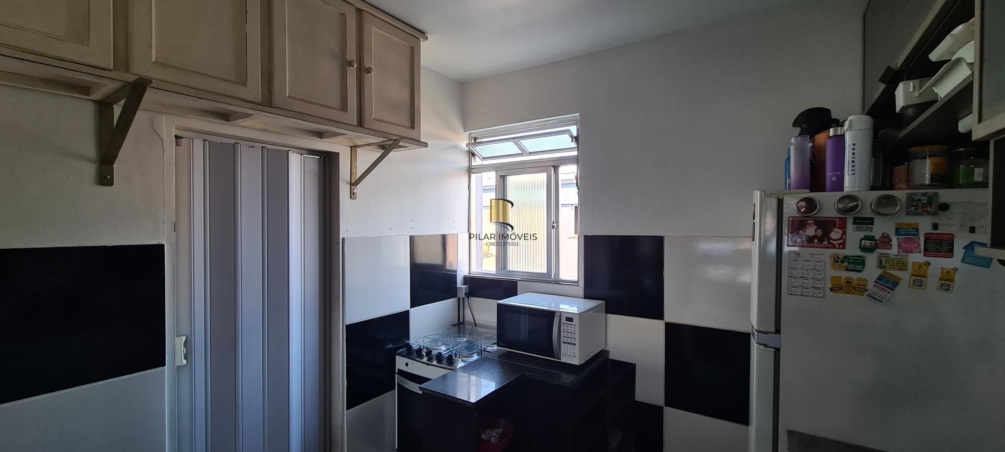Apartamento de 2 dormitorios e vaga de garagem rotativa em Porto Alegre.