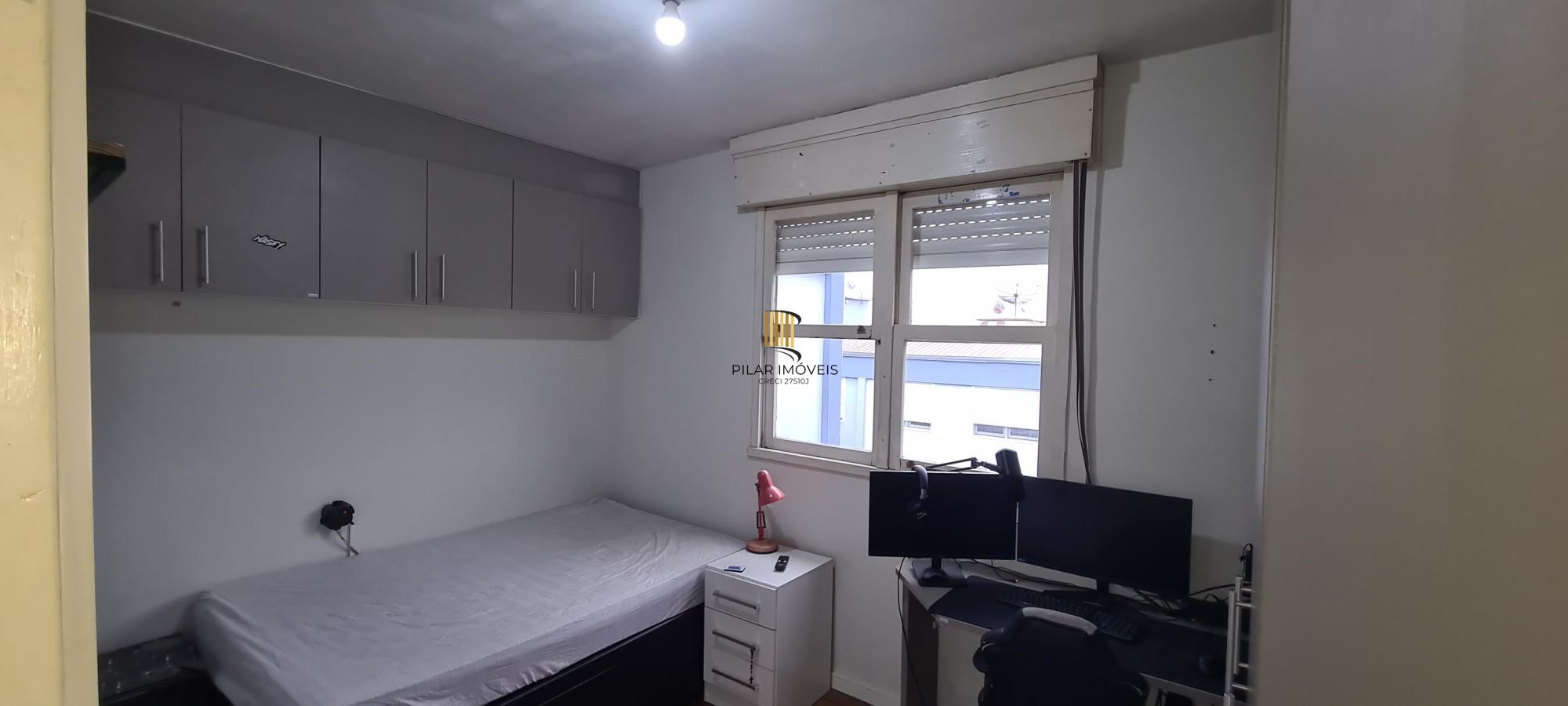 Apartamento de 2 dormitorios e vaga de garagem rotativa em Porto Alegre.