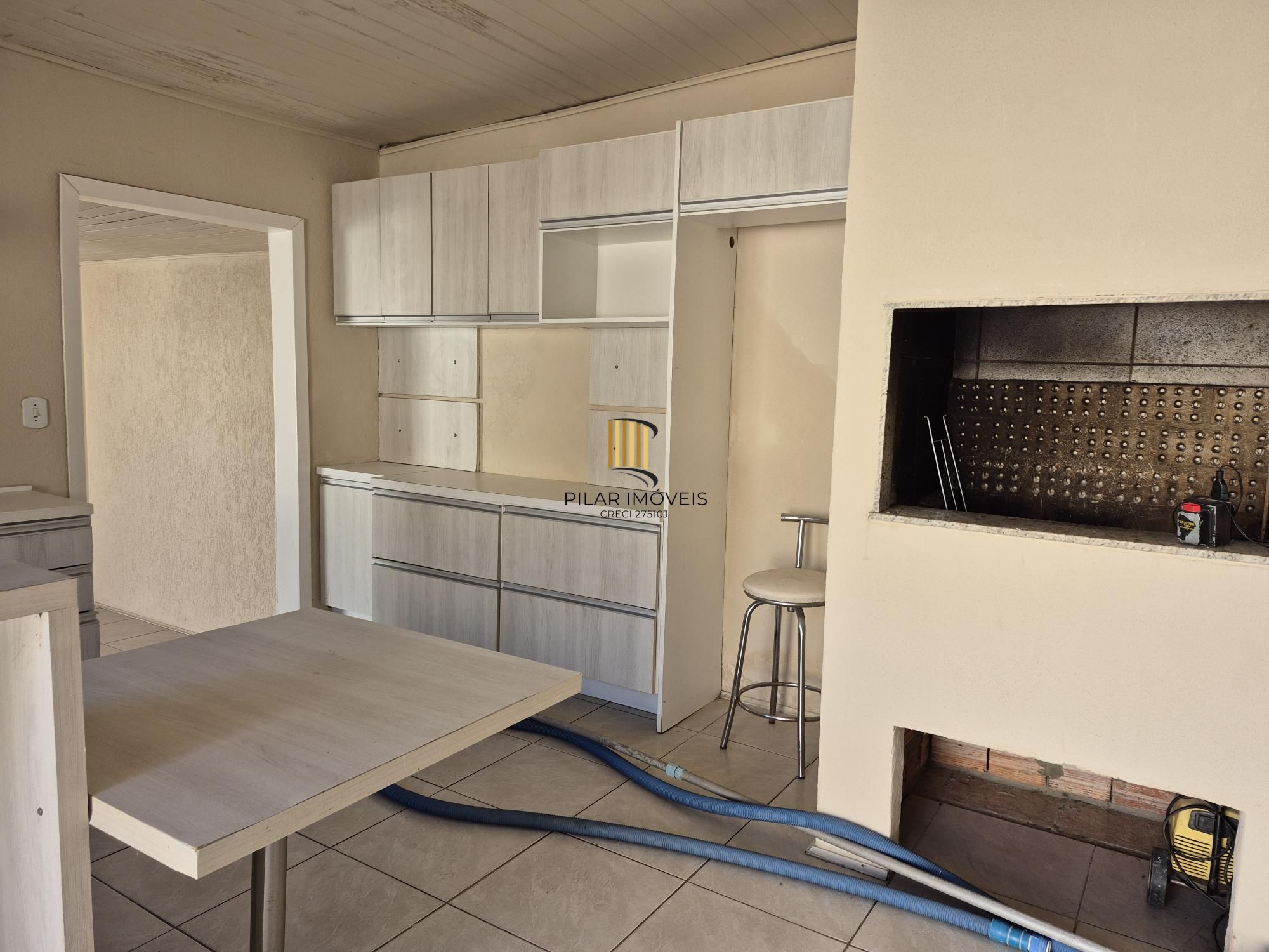 Casa Residencial de 3 Quartos com Piscina e Churrasqueira em Porto Alegre