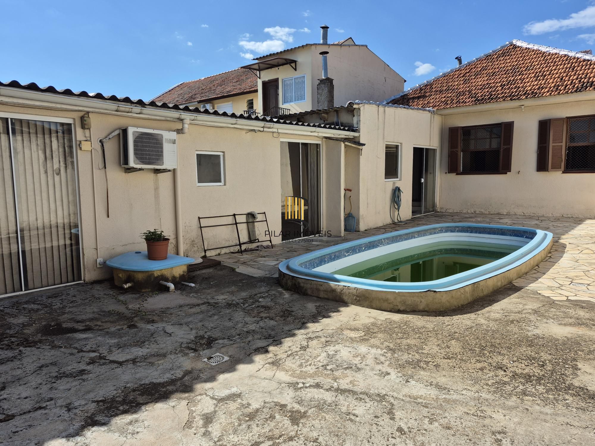 Casa Residencial de 3 Quartos com Piscina e Churrasqueira em Porto Alegre