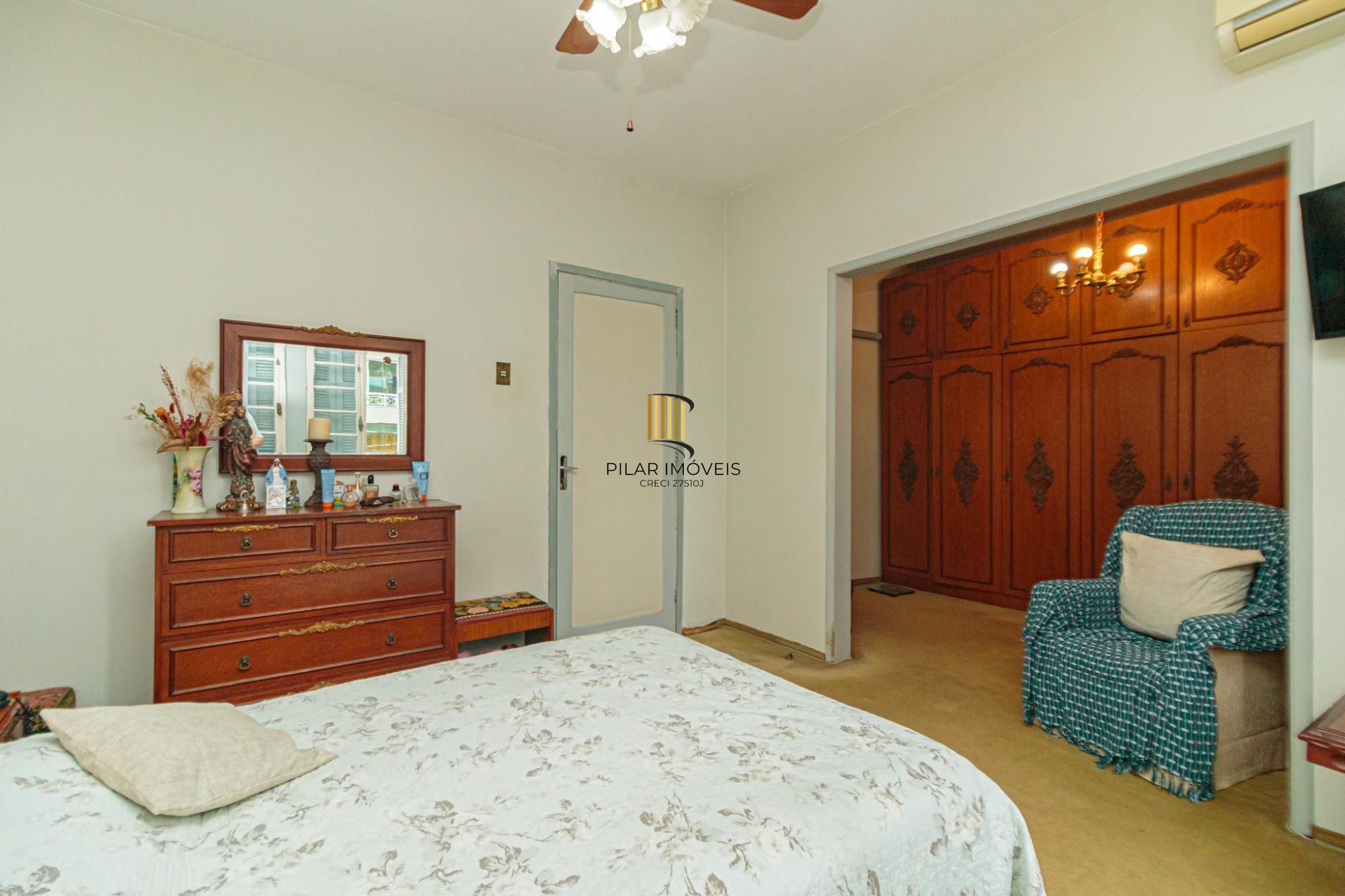 Casa 4 dormitórios no bairro Menino Deus