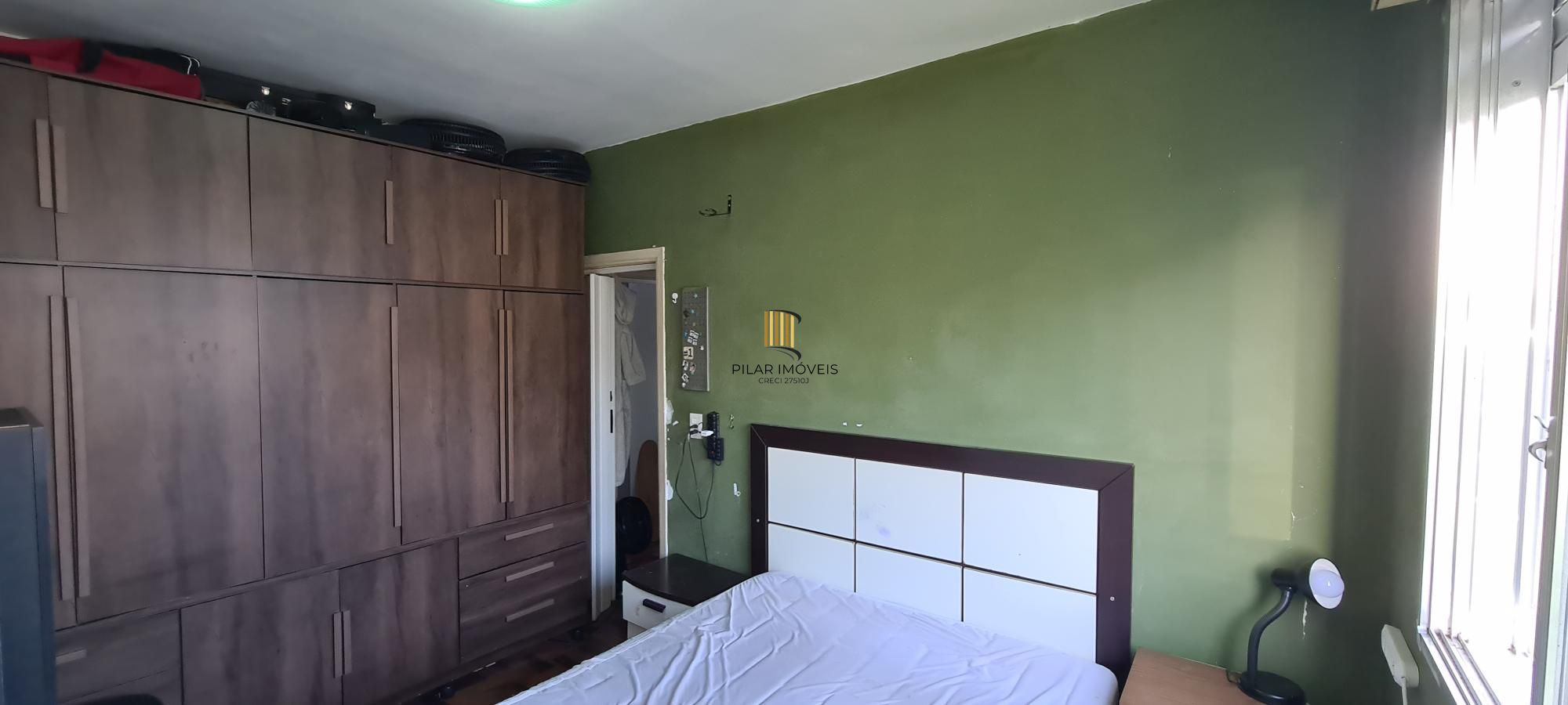 Apartamento de 2 dormitorios e vaga de garagem rotativa em Porto Alegre.