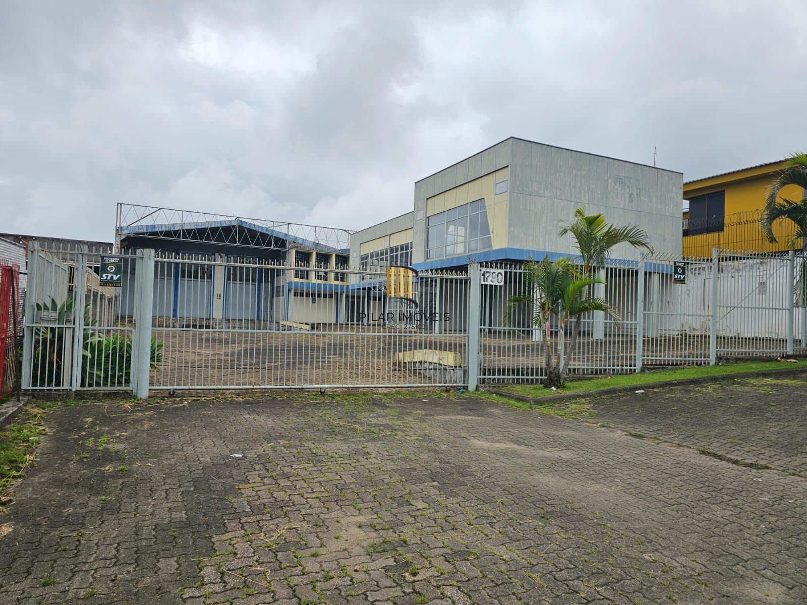 Pavilhão 3 dormitórios no bairro Morro Santana