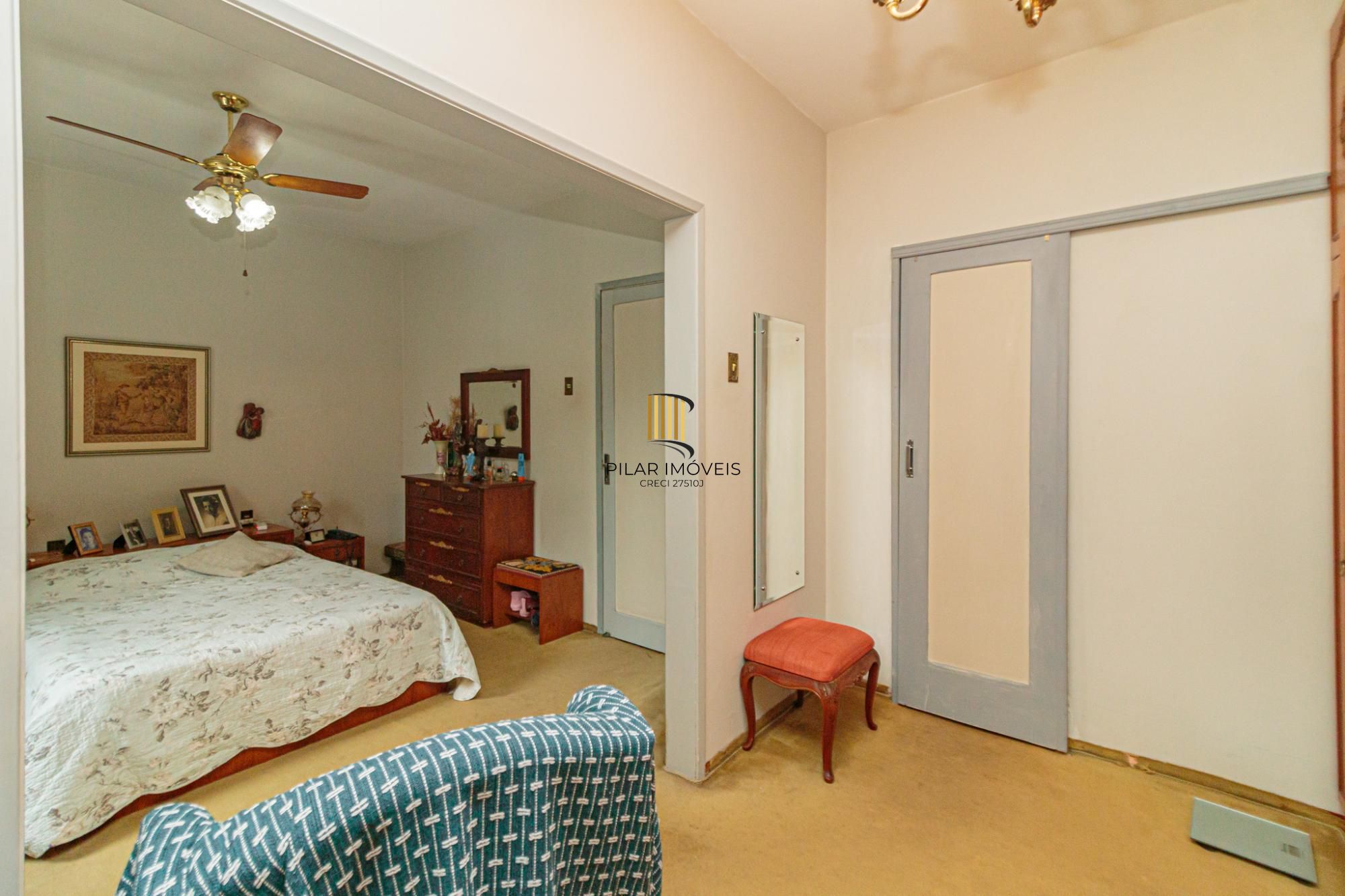 Casa 4 dormitórios no bairro Menino Deus