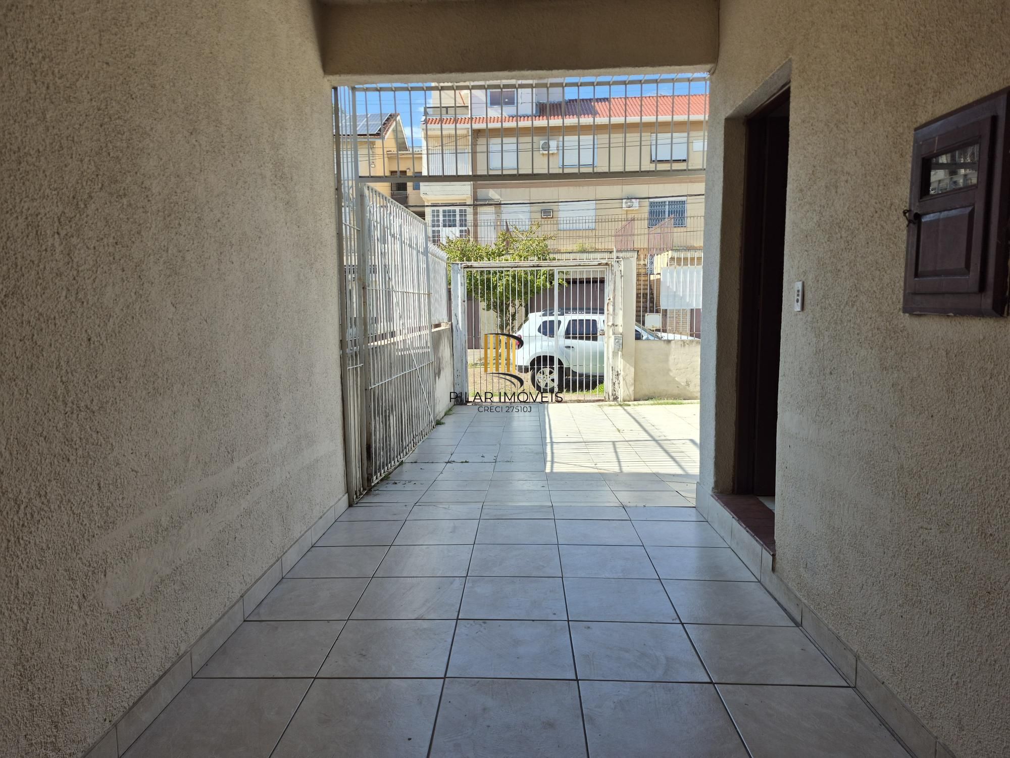 Casa Residencial de 3 Quartos com Piscina e Churrasqueira em Porto Alegre