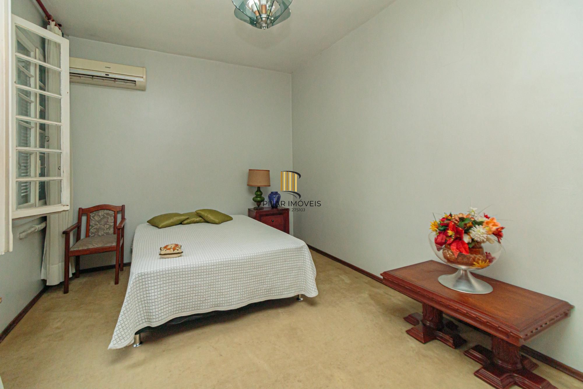 Casa 4 dormitórios no bairro Menino Deus