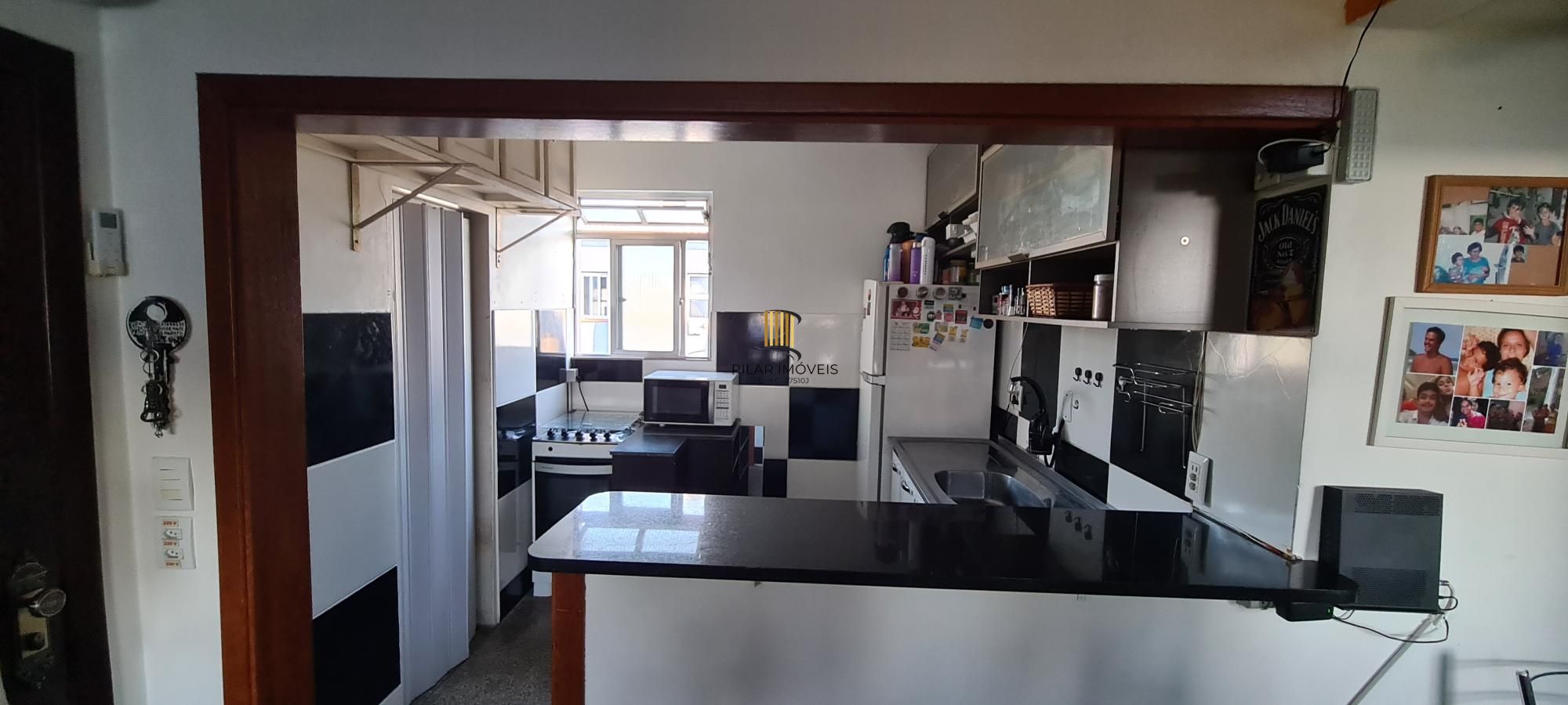 Apartamento de 2 dormitorios e vaga de garagem rotativa em Porto Alegre.