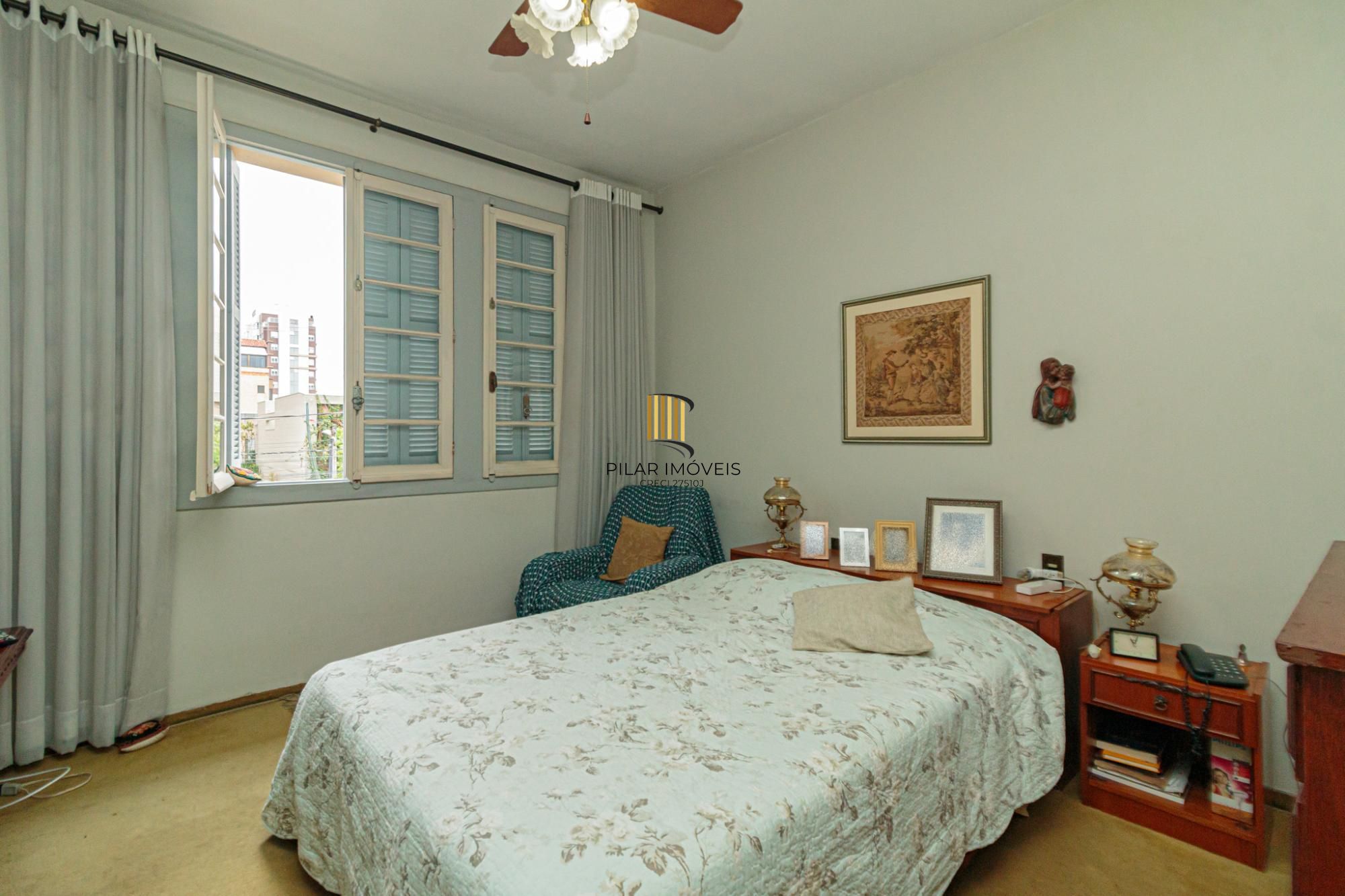 Casa 4 dormitórios no bairro Menino Deus