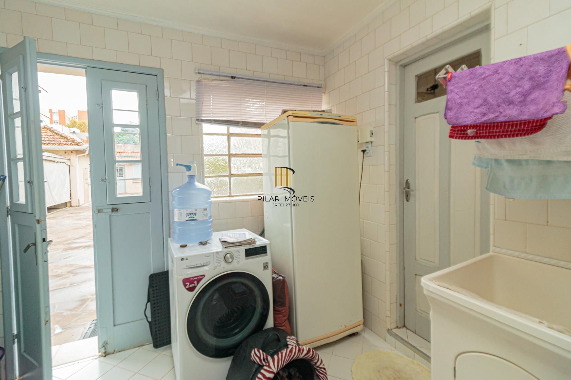 Casa 4 dormitórios no bairro Menino Deus