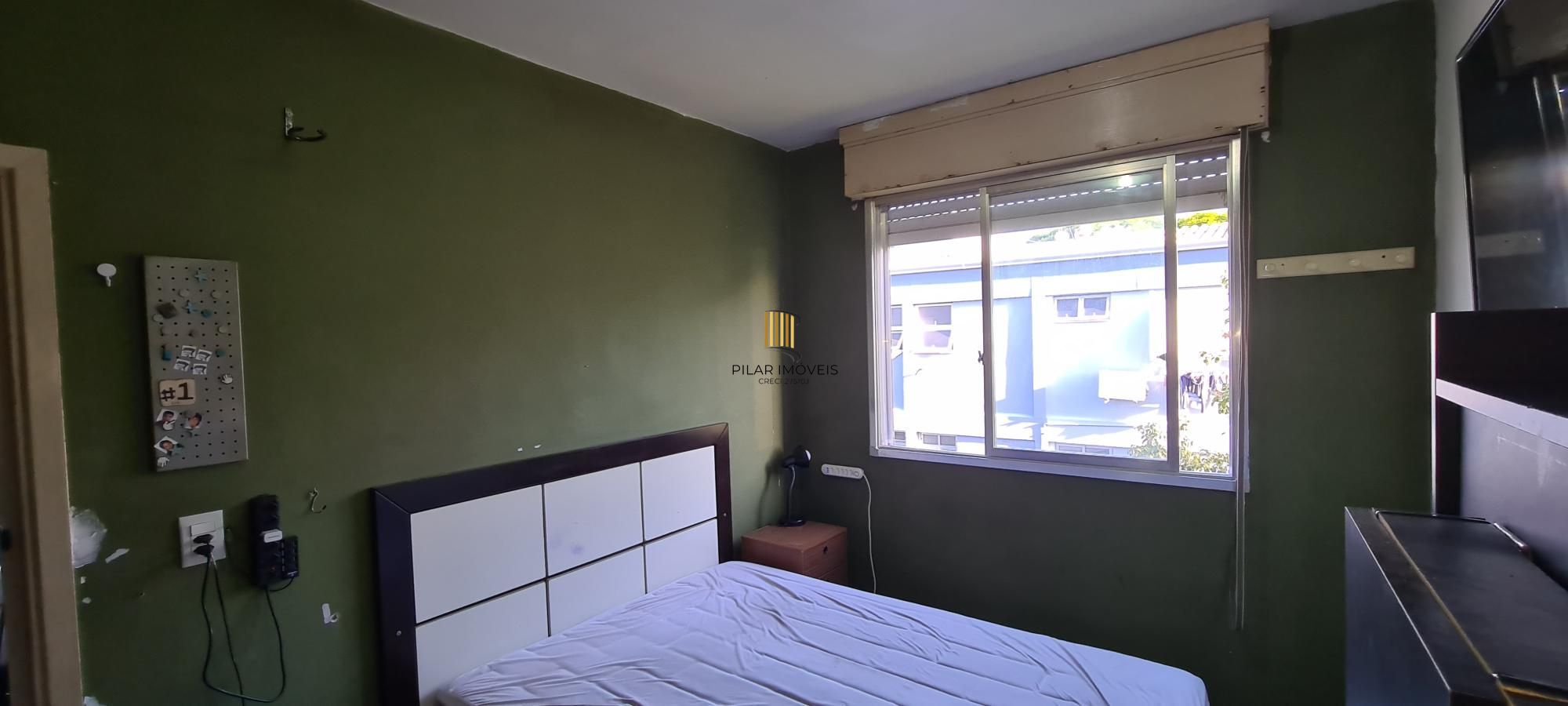 Apartamento de 2 dormitorios e vaga de garagem rotativa em Porto Alegre.