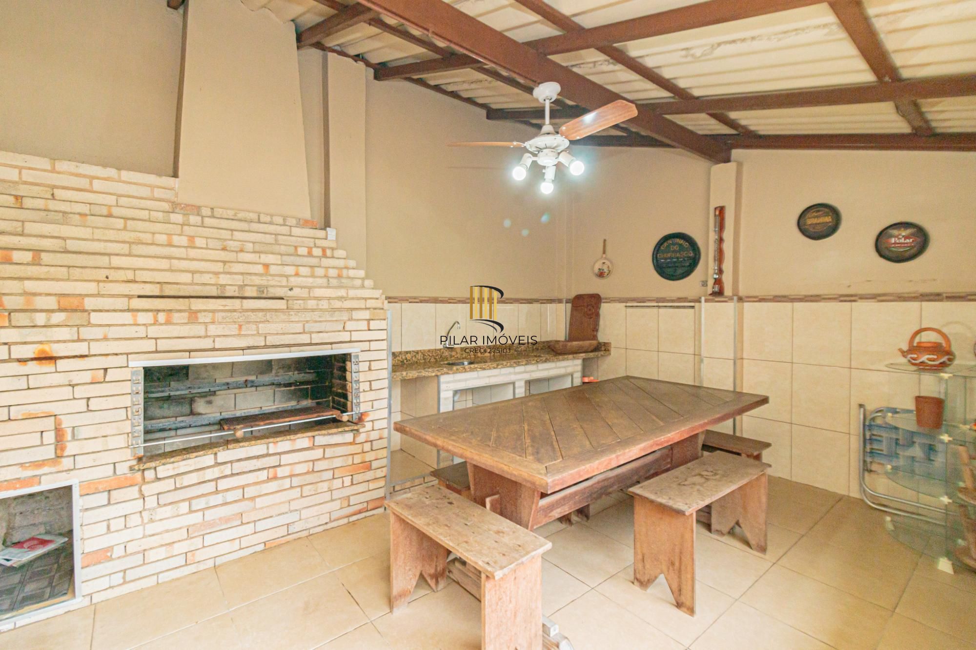 Casa 4 dormitórios no bairro Menino Deus