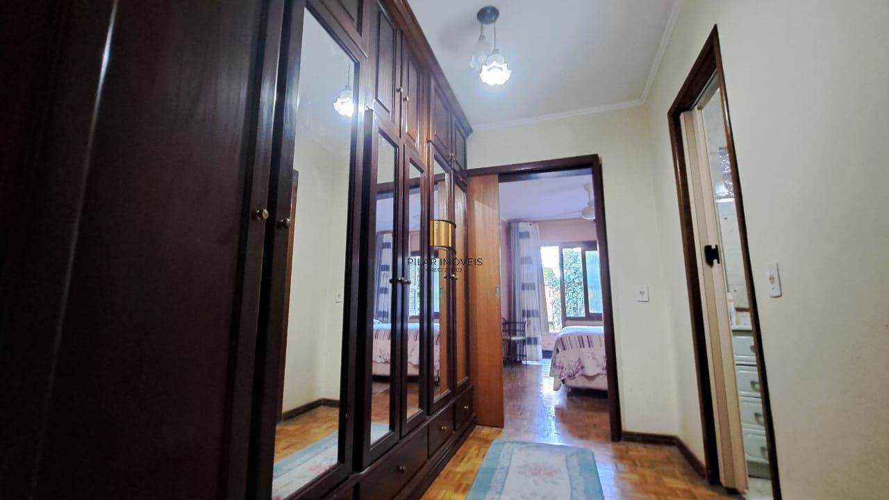 Casa 4 dormitórios no bairro Morro Santana