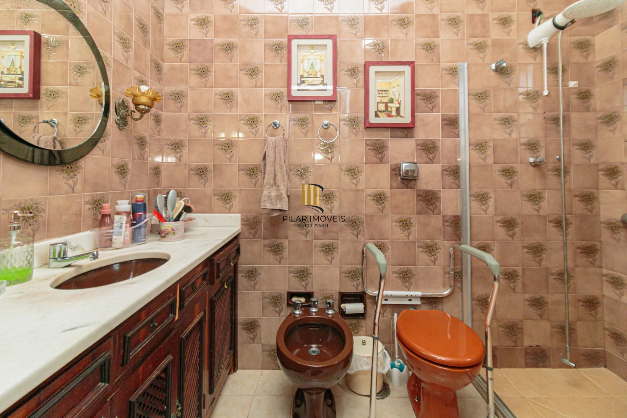 Casa 4 dormitórios no bairro Menino Deus