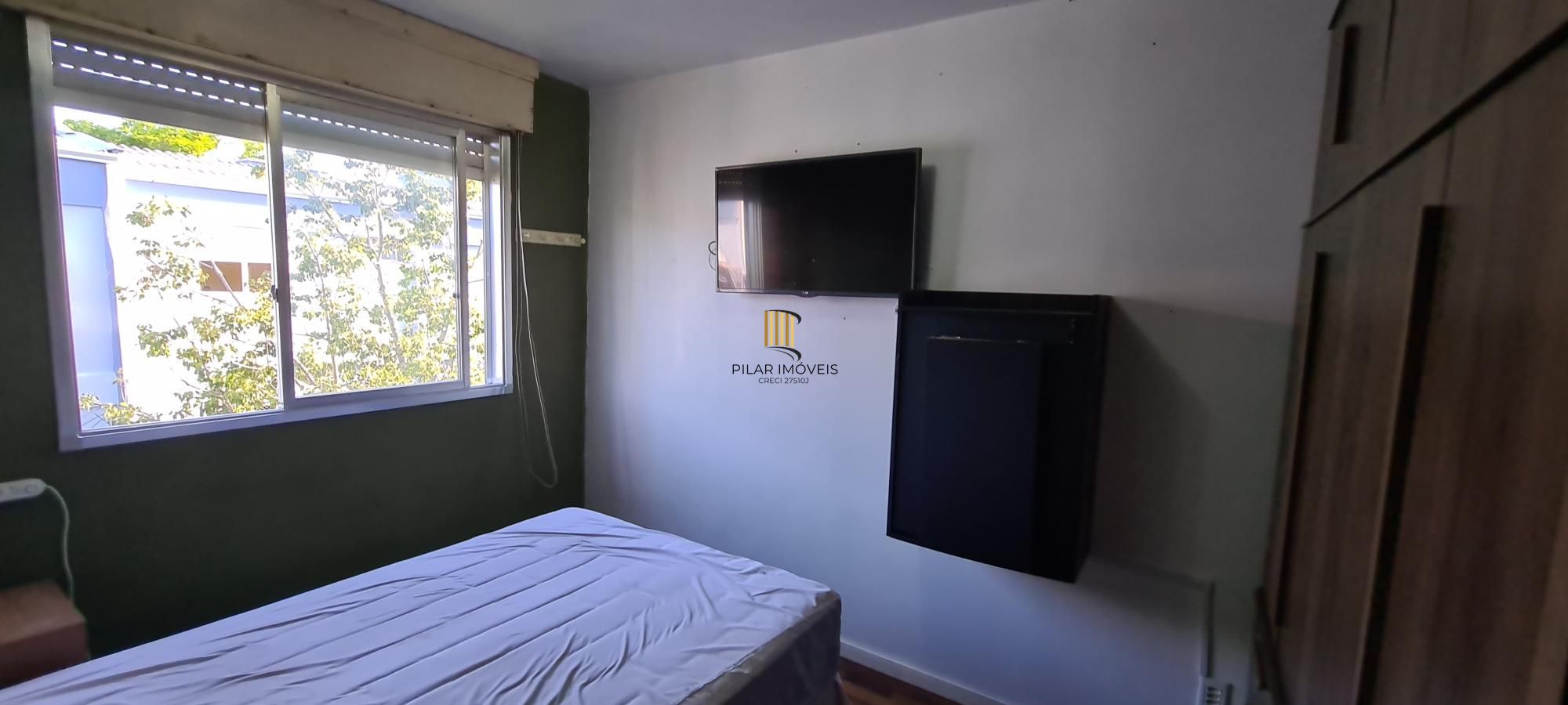Apartamento de 2 dormitorios e vaga de garagem rotativa em Porto Alegre.