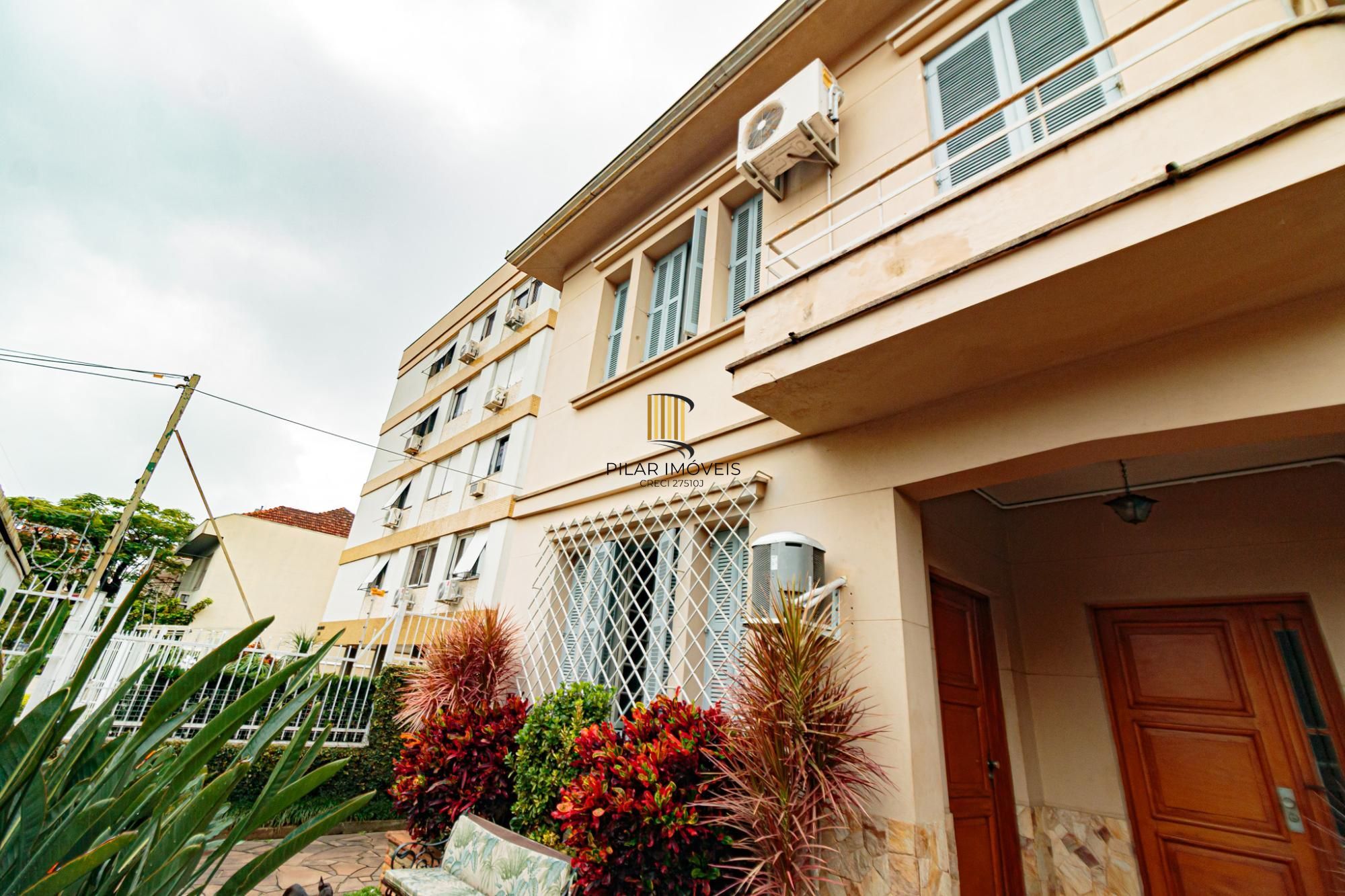 Casa 4 dormitórios no bairro Menino Deus