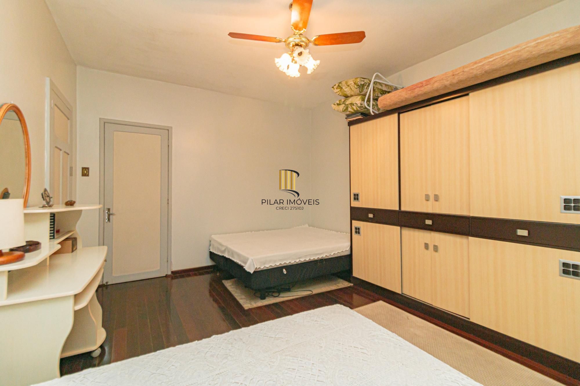 Casa 4 dormitórios no bairro Menino Deus