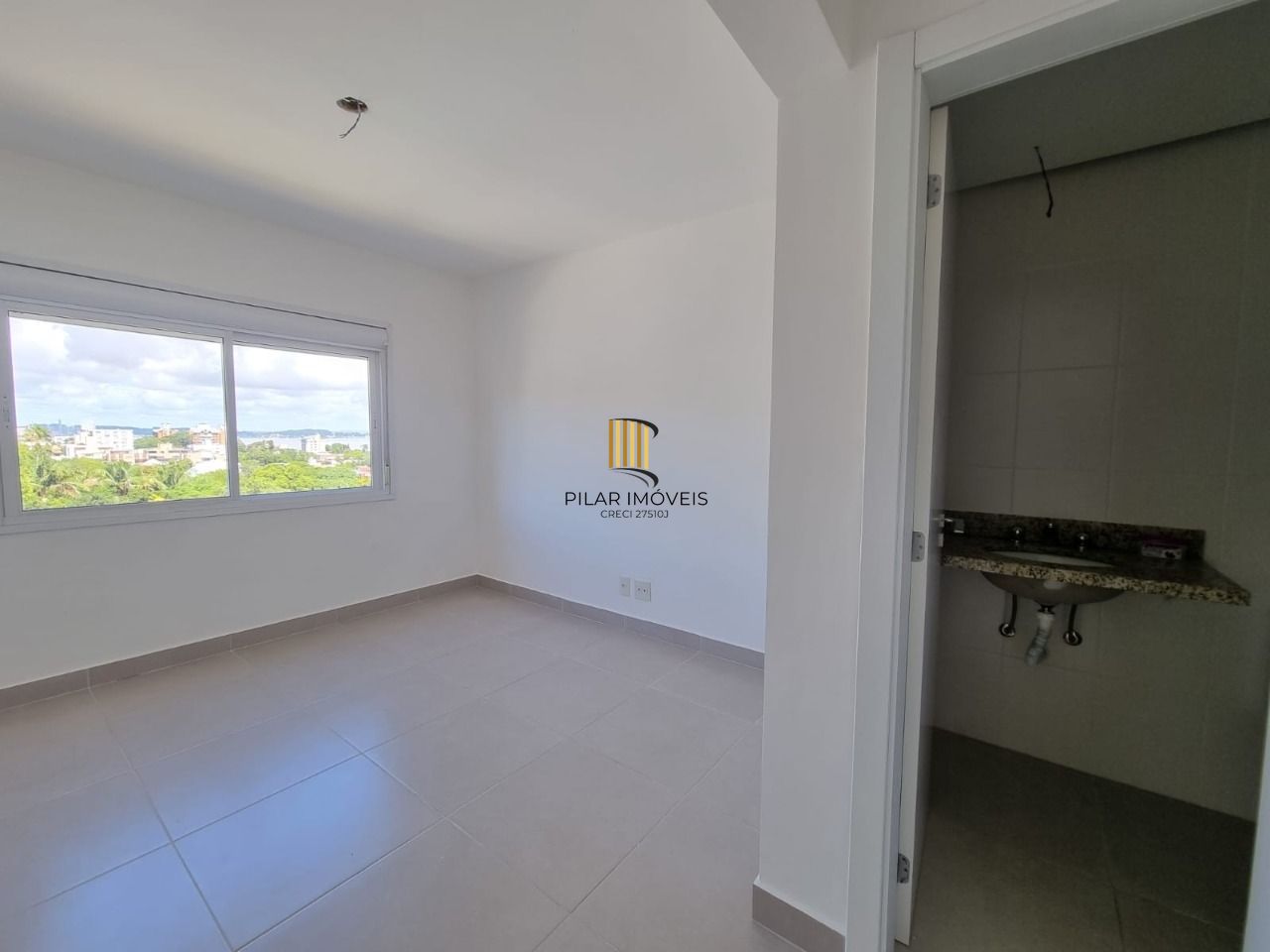 Apartamento 02 Dormitórios Com Sacada Bairro Tristeza