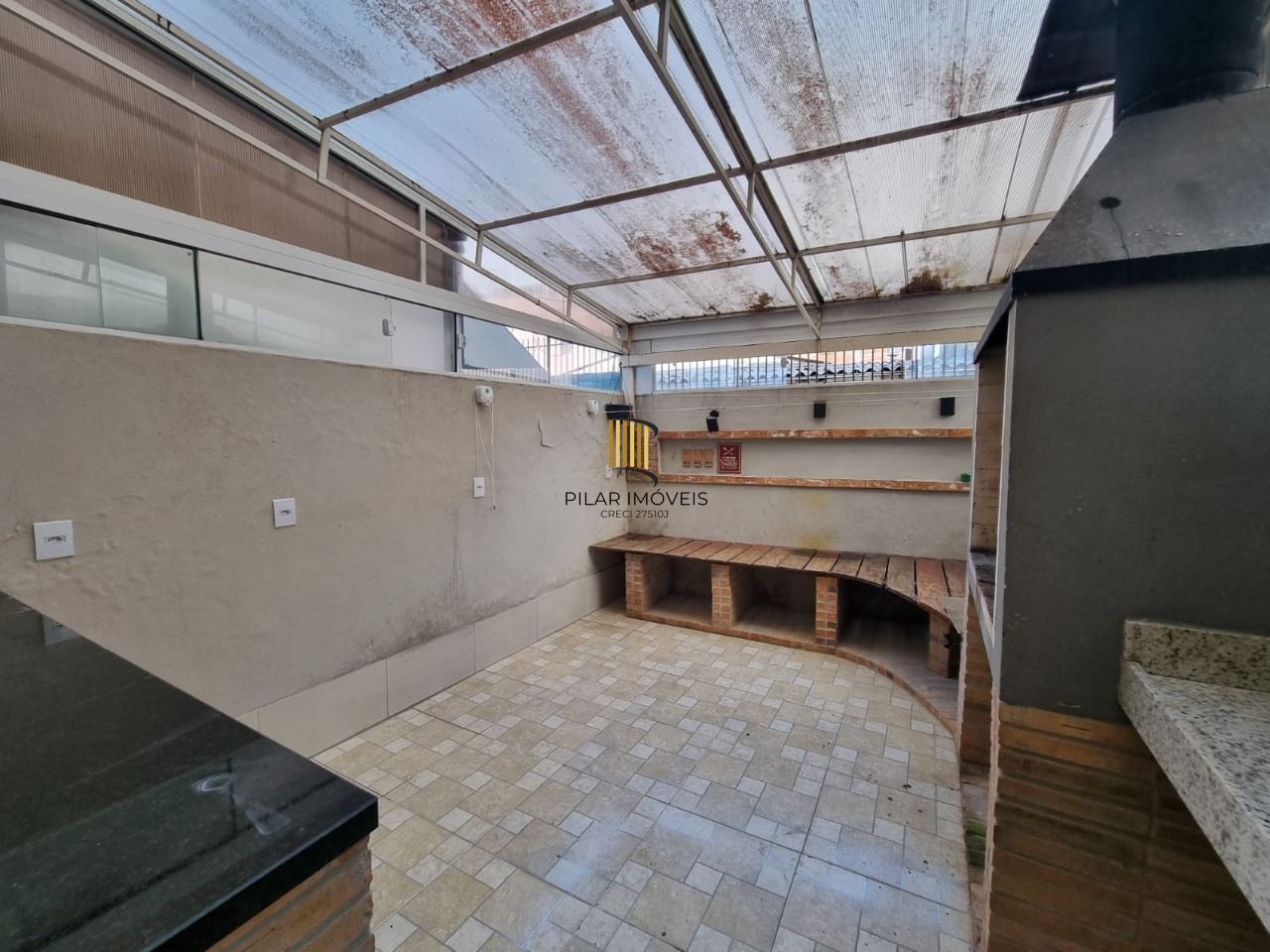 Casa 3 Dormitórios / Suíte / Vaga Coberta / Bairro Camaquã