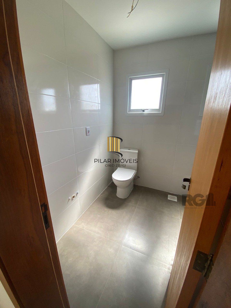 Casa com 03 Dormitórios / Amplo Terraço e Pátio