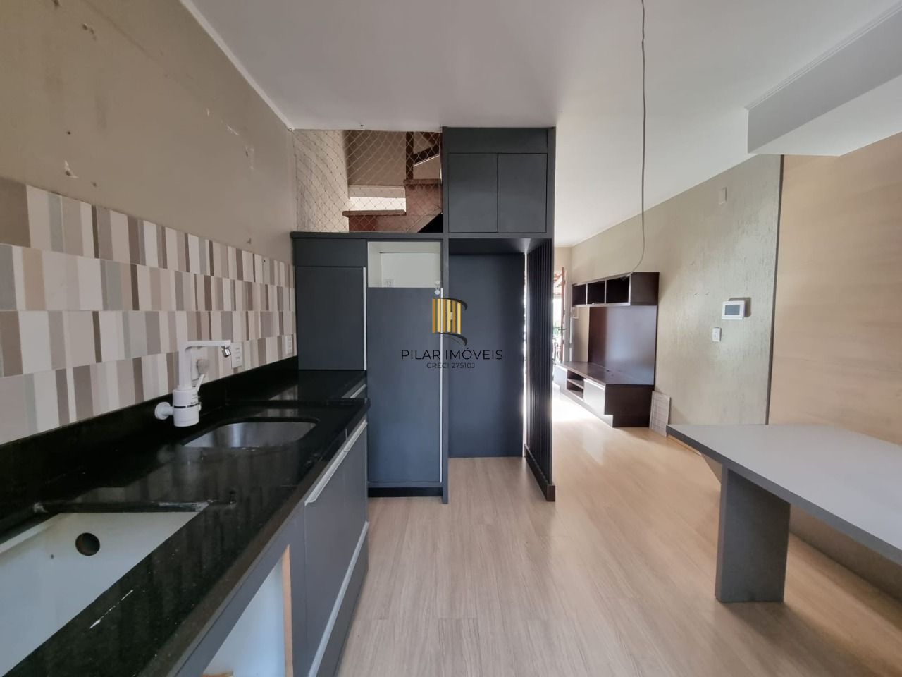 Casa 3 Dormitórios / Suíte / Vaga Coberta / Bairro Camaquã