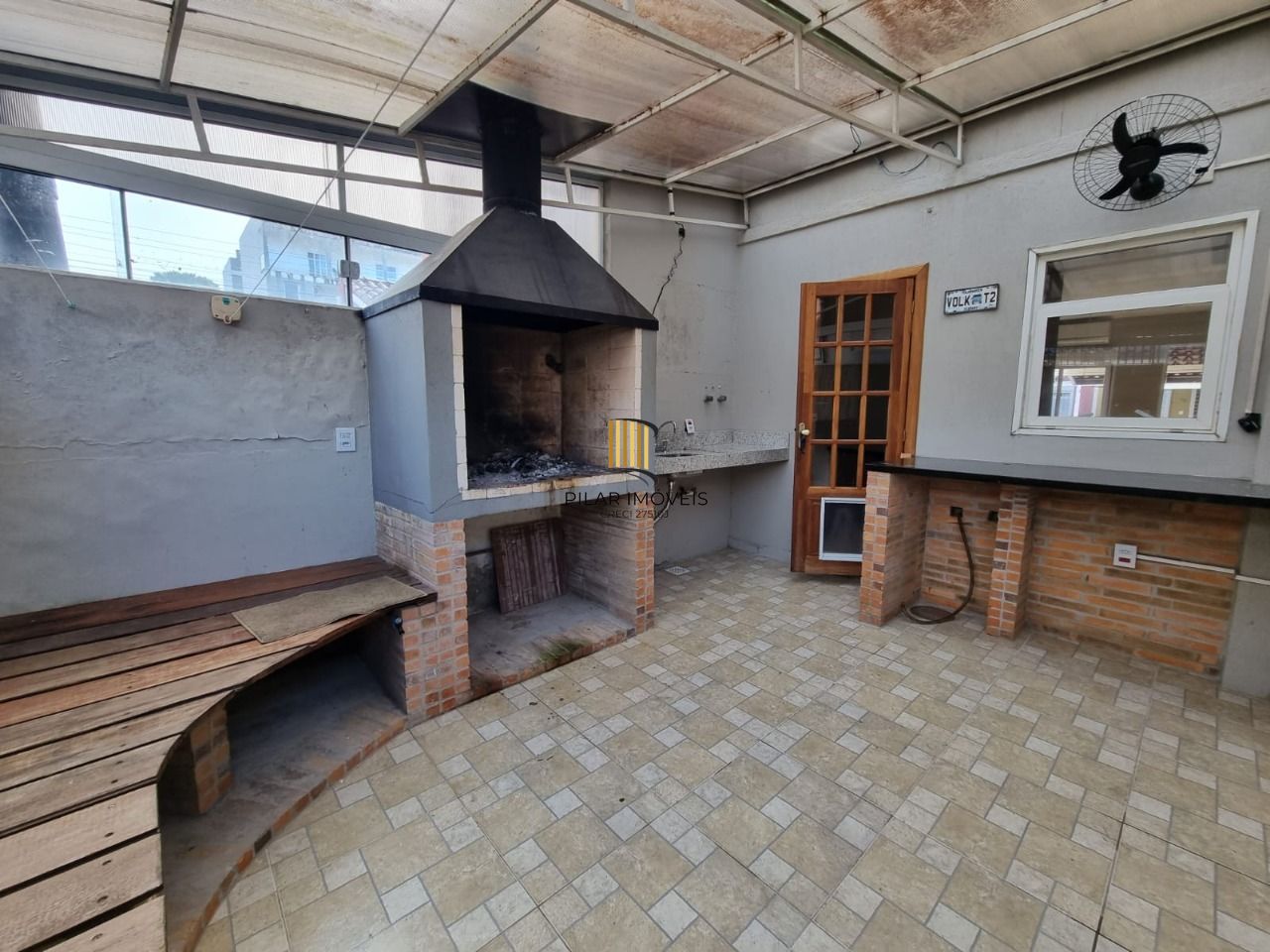 Casa 3 Dormitórios / Suíte / Vaga Coberta / Bairro Camaquã