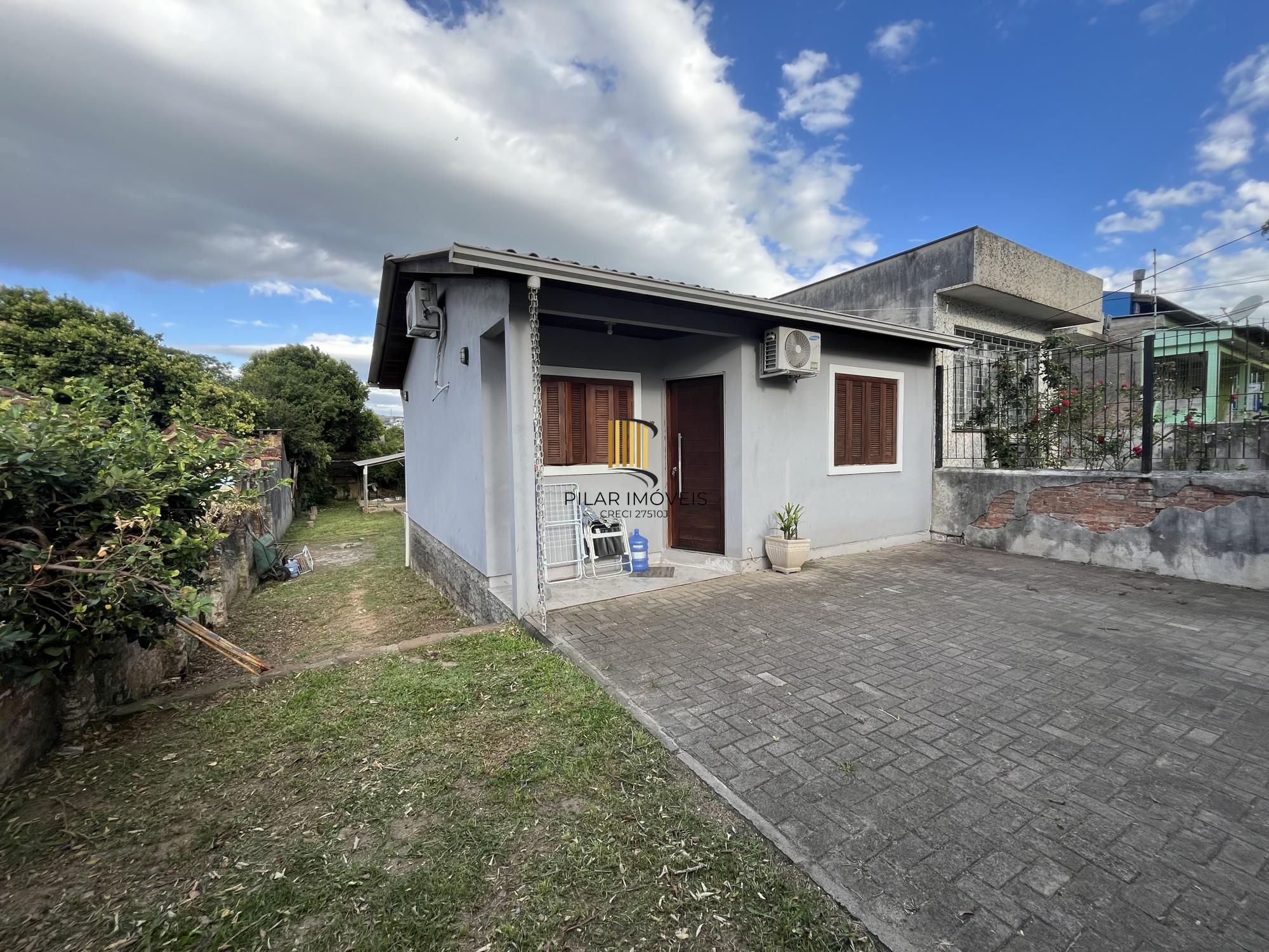 Casa com pátio grande semi-mobiliada no Bairro Camaquã. - Pilar Imóveis