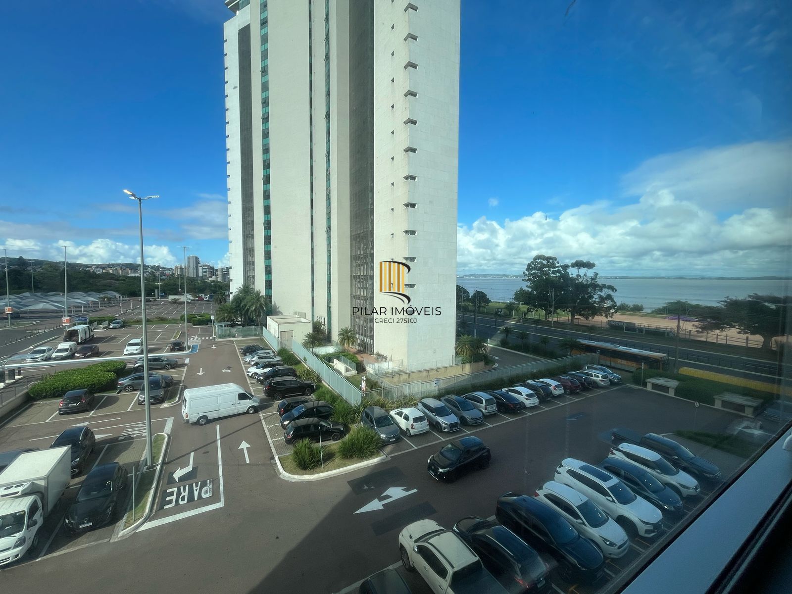 Sala mobiliada no Diamond Tower - Pilar Imóveis