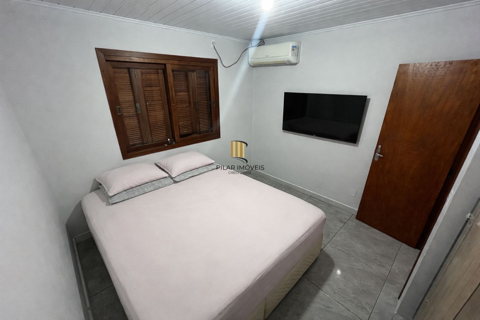 Casa com pátio grande semi-mobiliada no Bairro Camaquã.