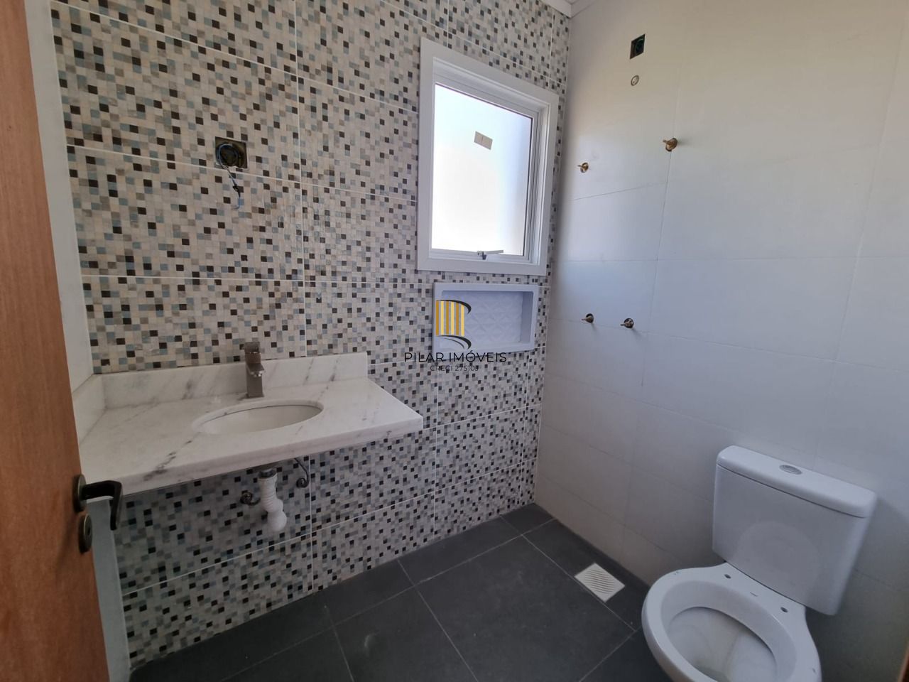 Casa Para Venda 03 Dormitórios / Suíte / Pátio com Churrasqueira / Condomínio Ilha Verde