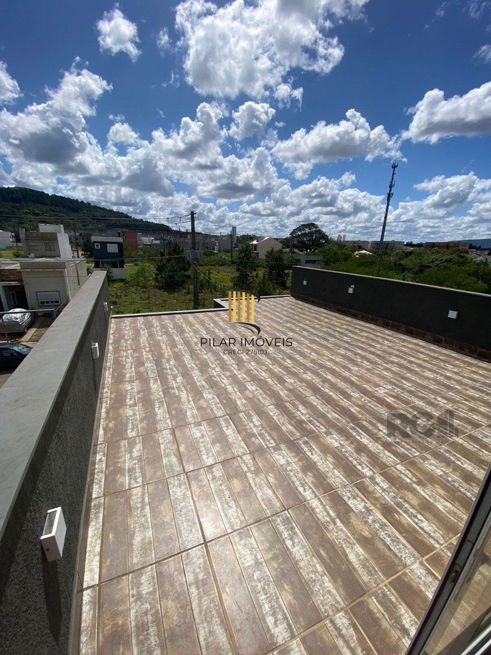 Casa com 03 Dormitórios / Amplo Terraço e Pátio