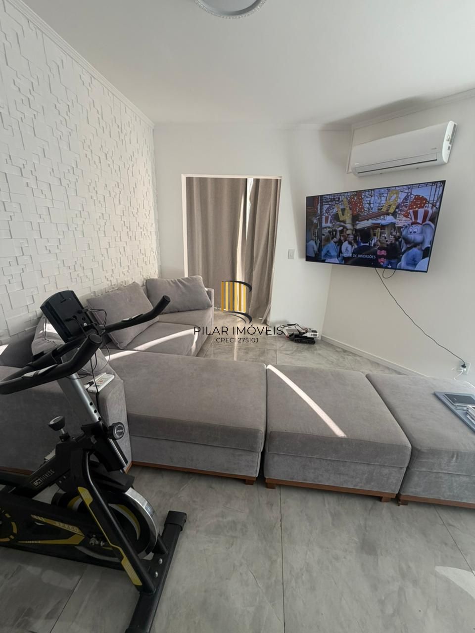 Apartamento de 1 dormitório, todo reformado e mobiliado, com vaga de garagem escriturada, localizado no bairro Santa Teresa.