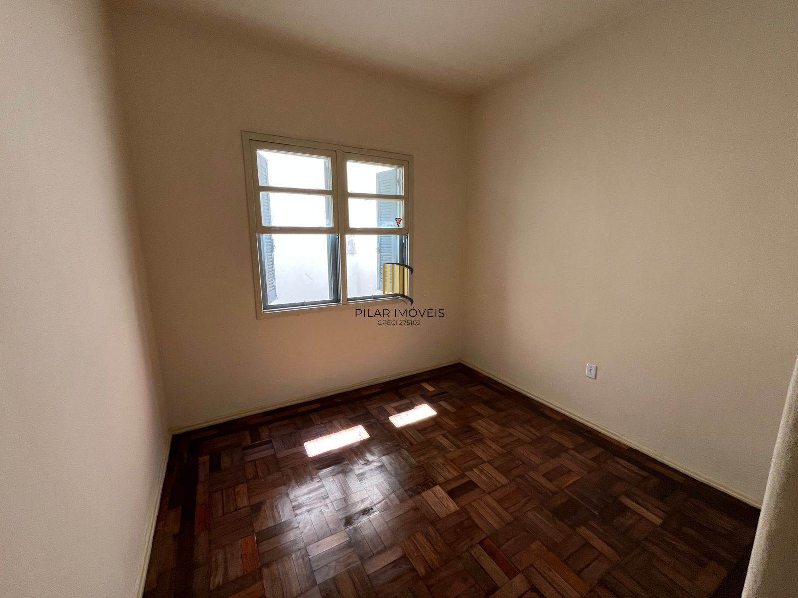 Apartamento térreo com pátio privativo em localização estratégica