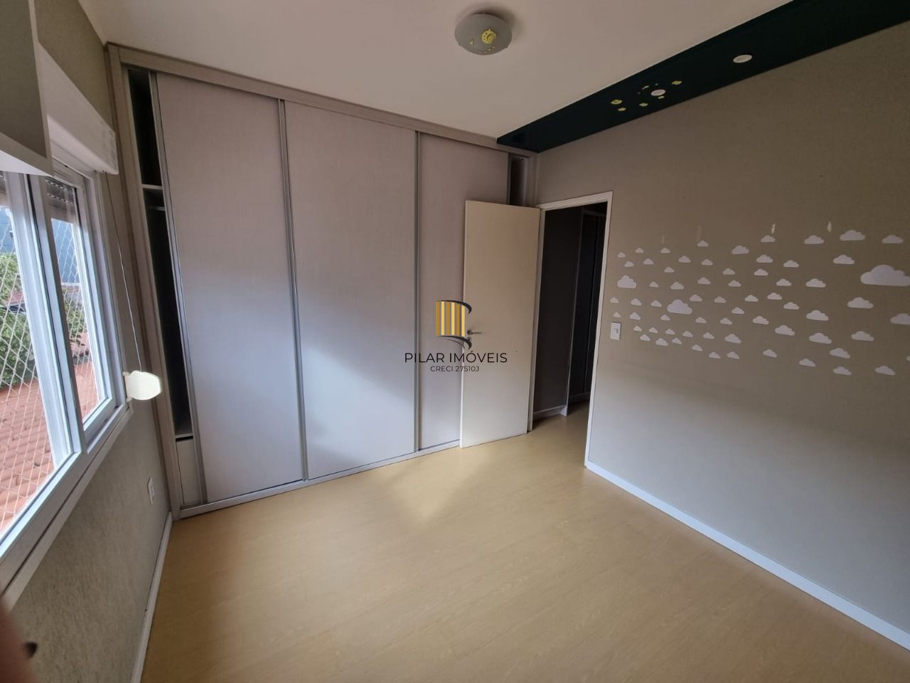 Casa 3 Dormitórios / Suíte / Vaga Coberta / Bairro Camaquã